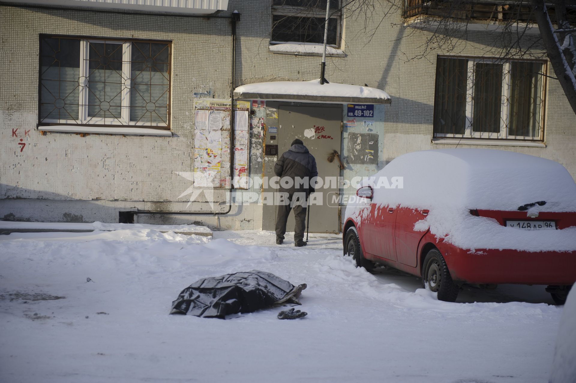 Екатеринбург. Труп человека у двухсекционного жилого дома по адресу ул.Рассветная д.7, где в ночь на 12 января 2021г произошел пожар, в результате которого погибли 8 человек