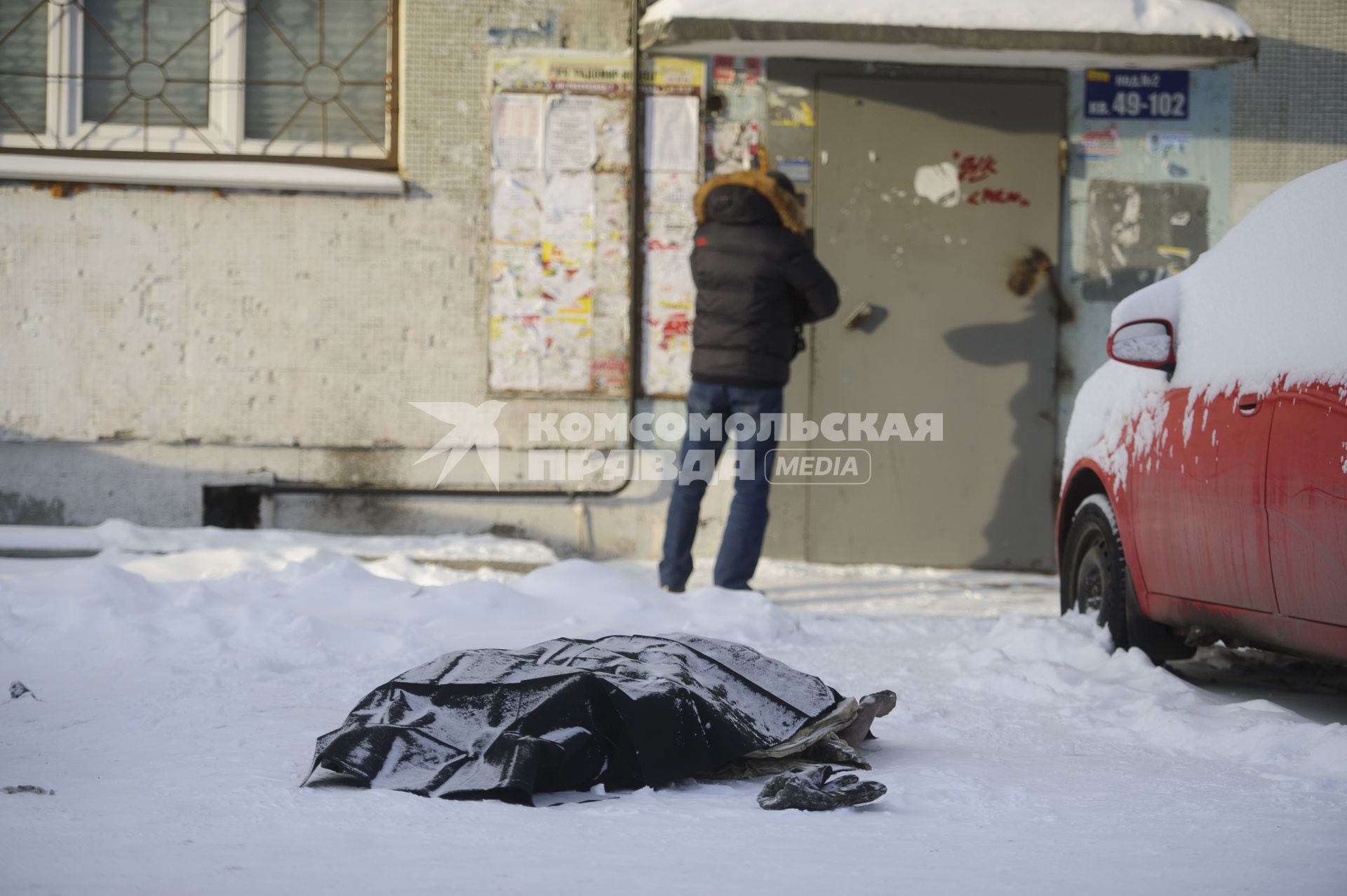 Екатеринбург. Труп человека у двухсекционного жилого дома по адресу ул.Рассветная д.7, где в ночь на 12 января 2021г произошел пожар, в результате которого погибли 8 человек