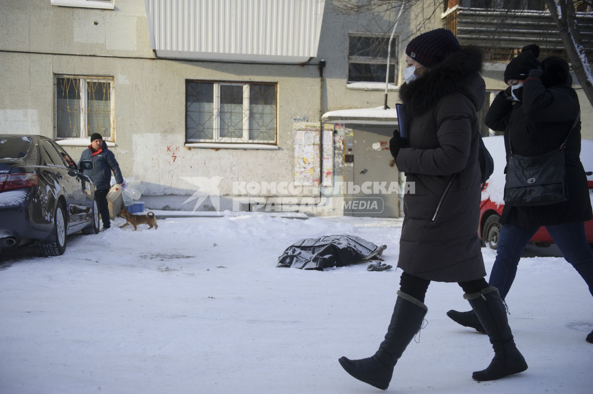 Екатеринбург. Труп человека у двухсекционного жилого дома по адресу ул.Рассветная д.7, где в ночь на 12 января 2021г произошел пожар, в результате которого погибли 8 человек