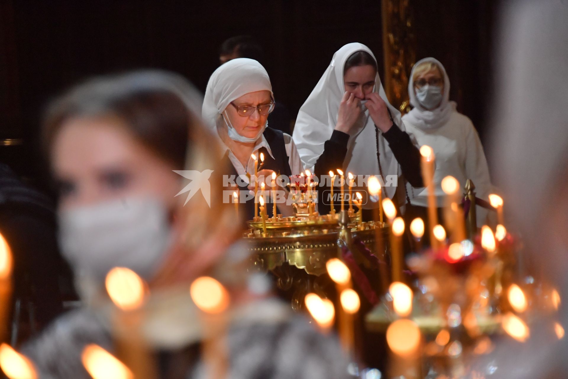 Москва.   Верующая во время праздничного богослужения по случаю Рождества Христова в храме Христа Спасителя.