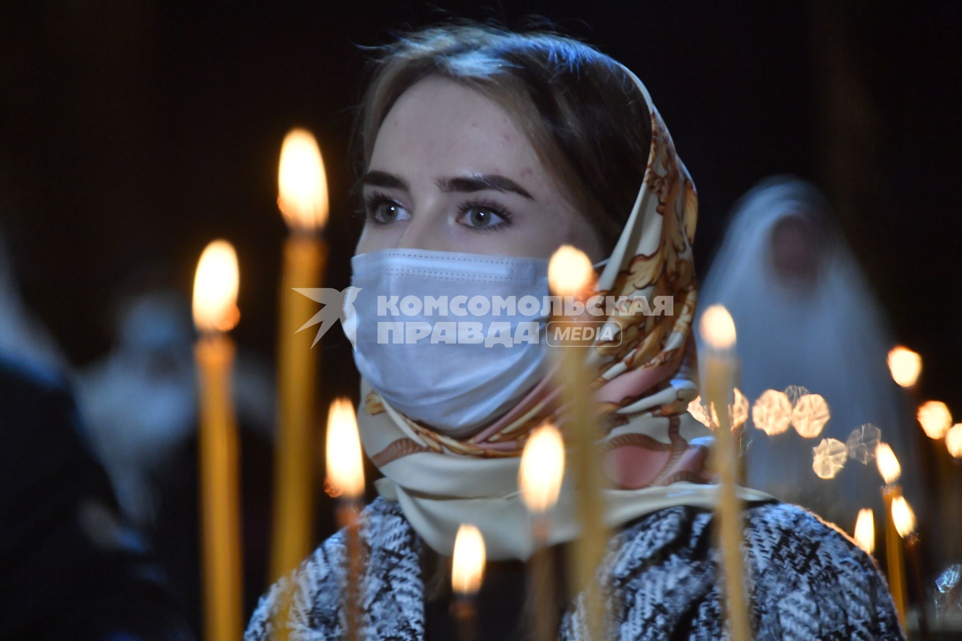 Москва.   Верующая во время праздничного богослужения по случаю Рождества Христова в храме Христа Спасителя.