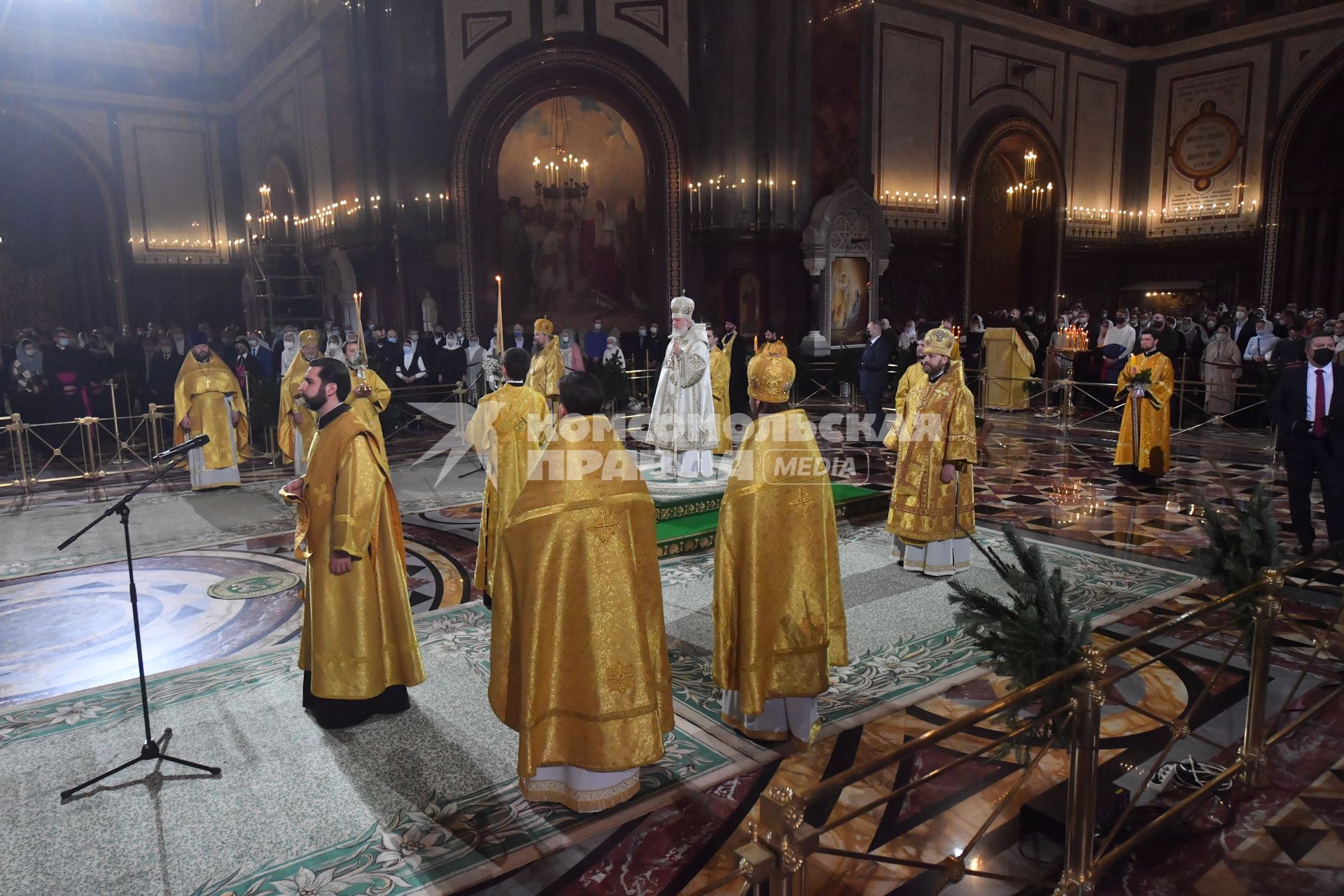 Москва.   Патриарх Московский и всея Руси Кирилл во время Рождественского богослужения в храме Христа Спасителя в Москве.