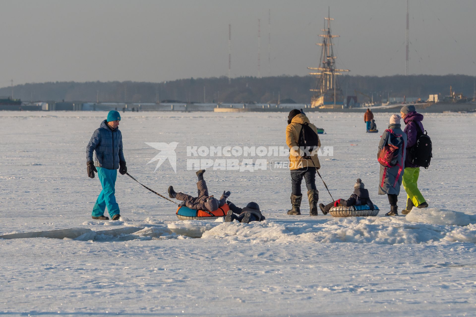 Санкт-Петербург. Горожане на импровизированном катке Финского залива.