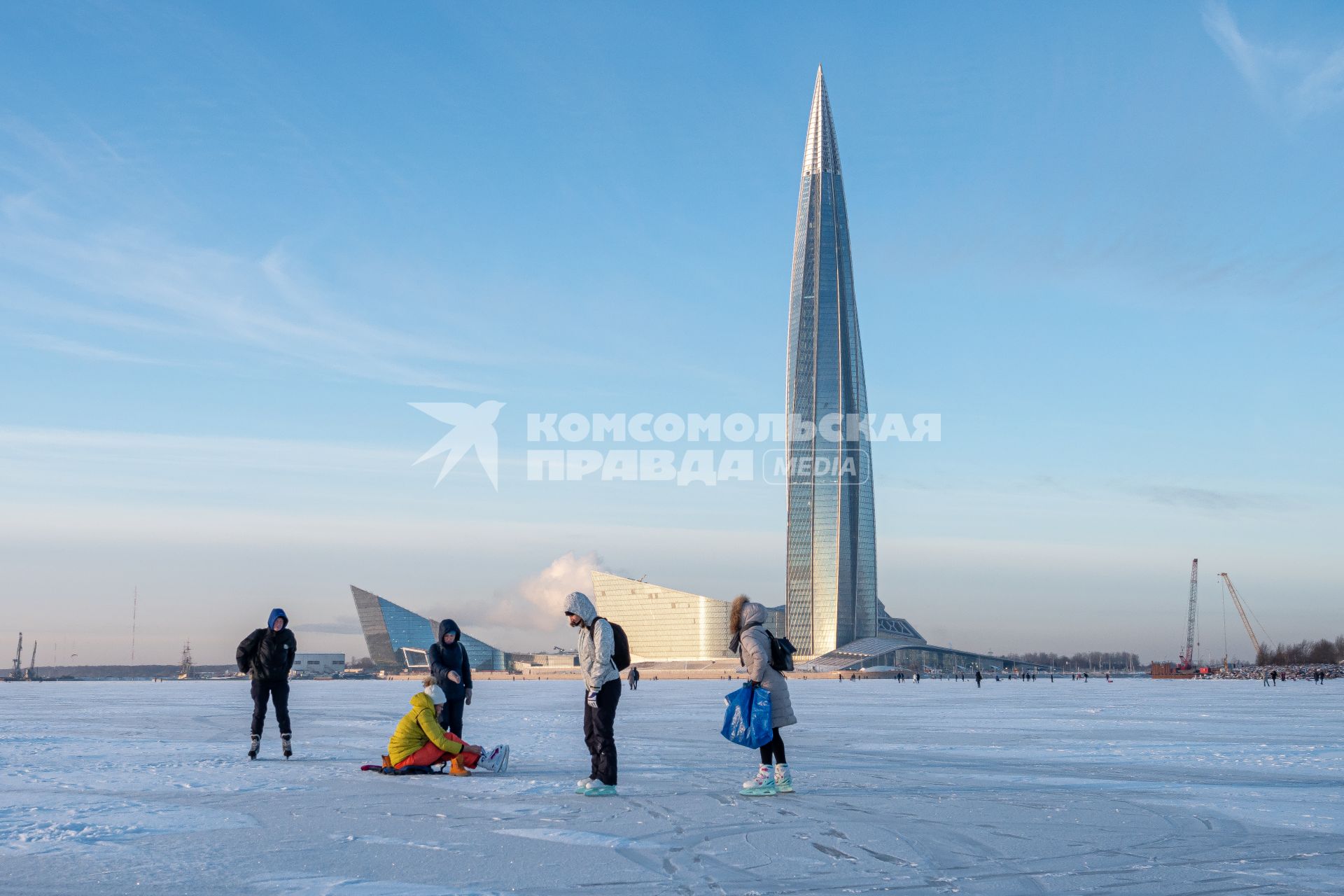 Санкт-Петербург. Горожане катаются на импровизированном катке Финского залива на фоне `Лахта центра`.