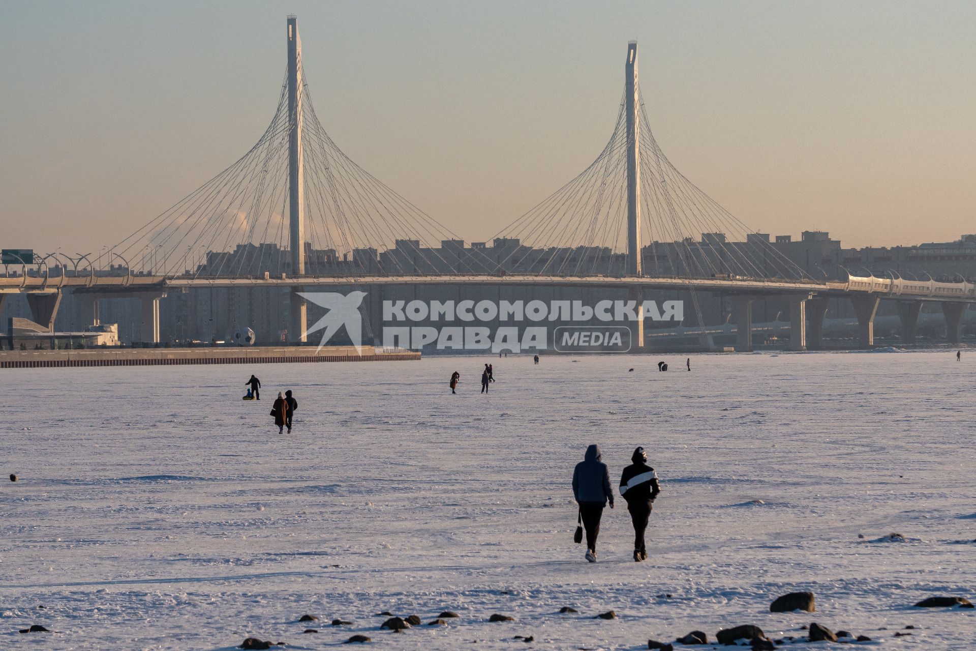 Санкт-Петербург. Горожане на импровизированном катке Финского залива.