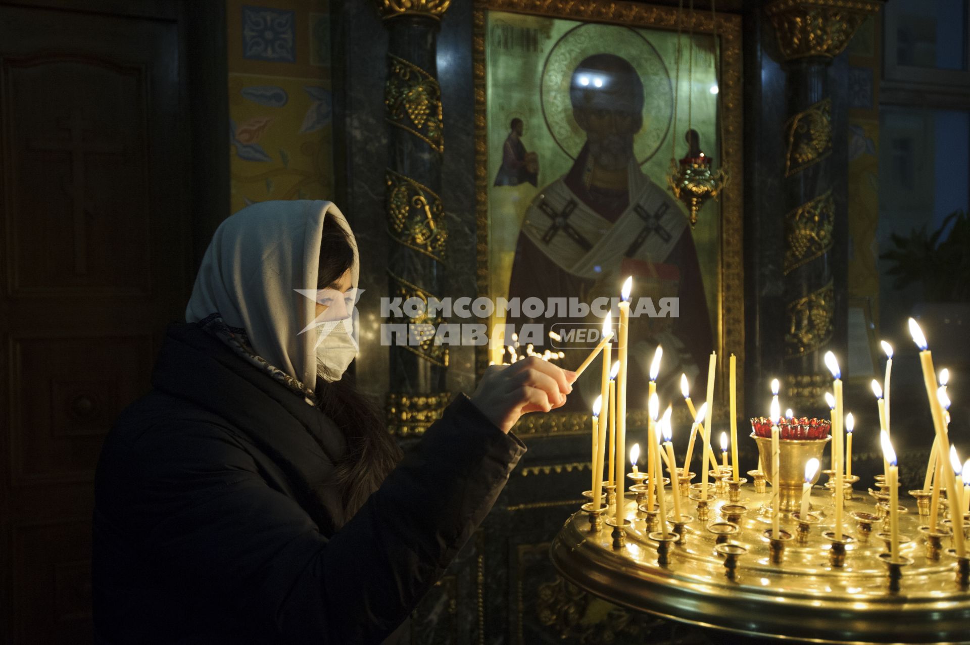 Екатеринбург.  Верующая во время Рождественского богослужения в Свято-Троицком кафедральном соборе.