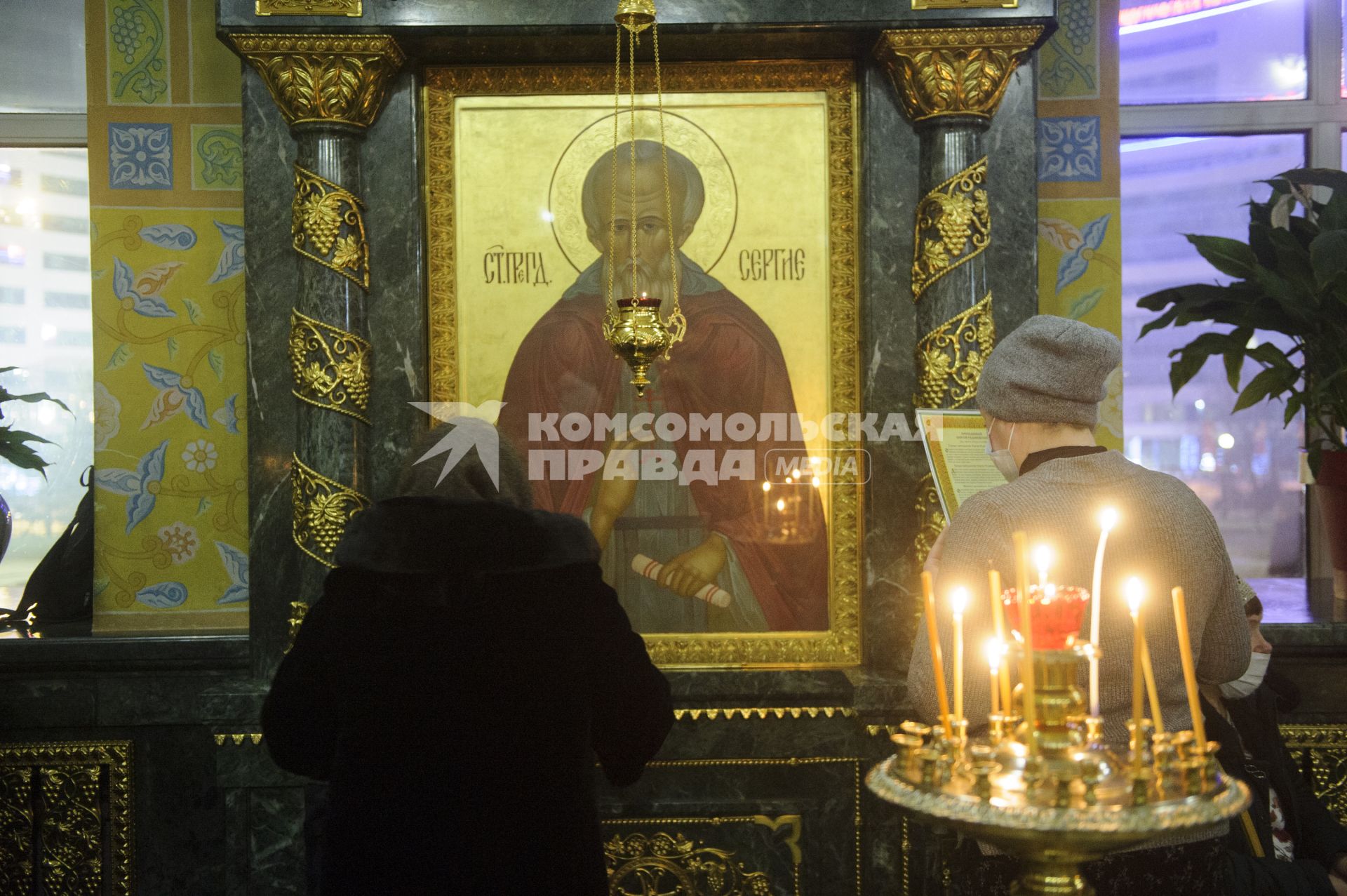 Екатеринбург.  Верующие перед Рождественским богослужением в Свято-Троицком кафедральном соборе.