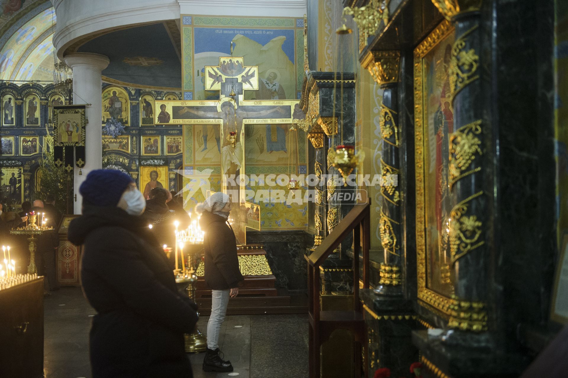 Екатеринбург.  Верующие перед Рождественским богослужением в Свято-Троицком кафедральном соборе.