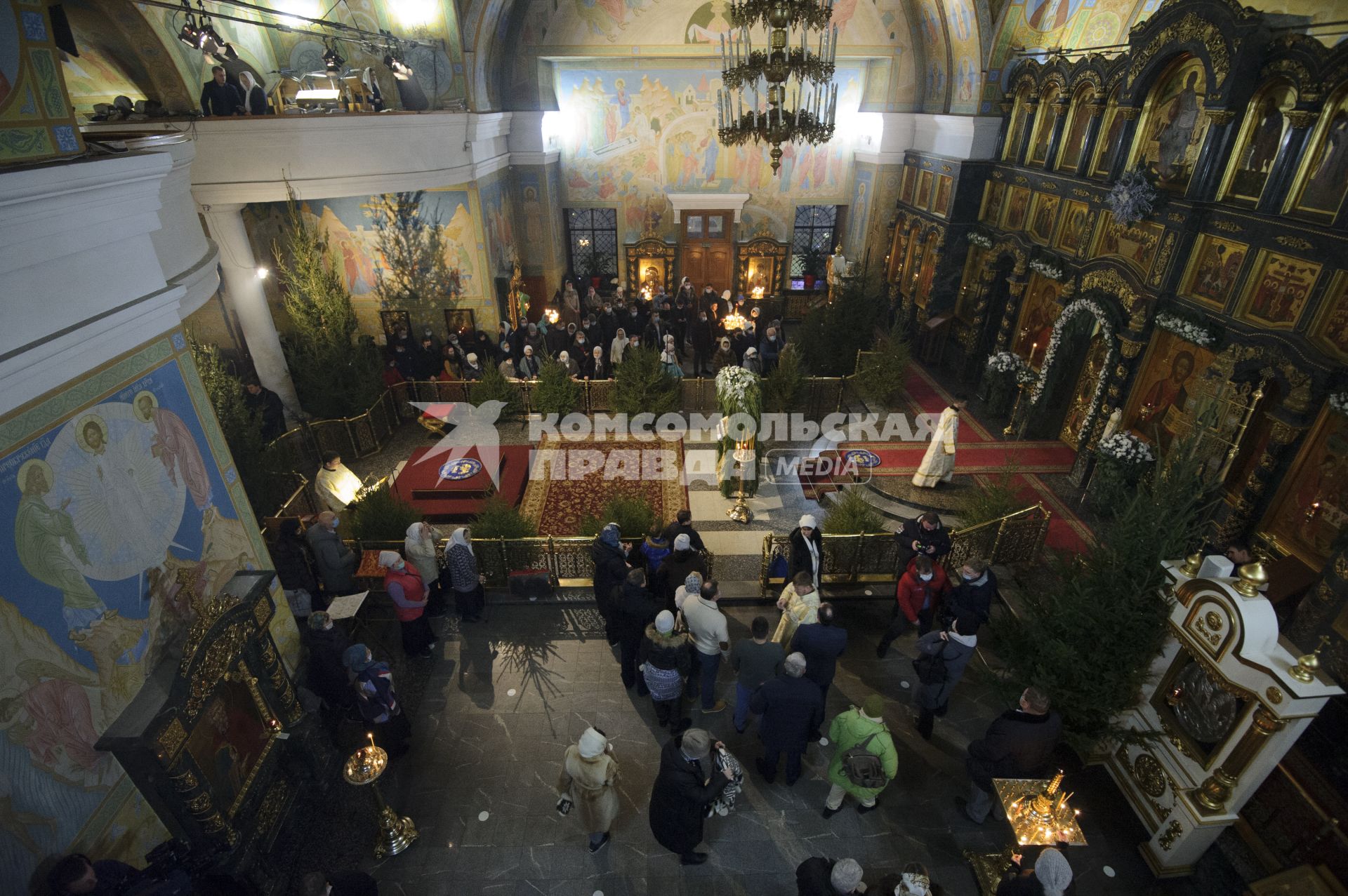 Екатеринбург.  Прихожане во время праздничного богослужения по случаю Рождества Христова в Свято-Троицком кафедральном соборе.