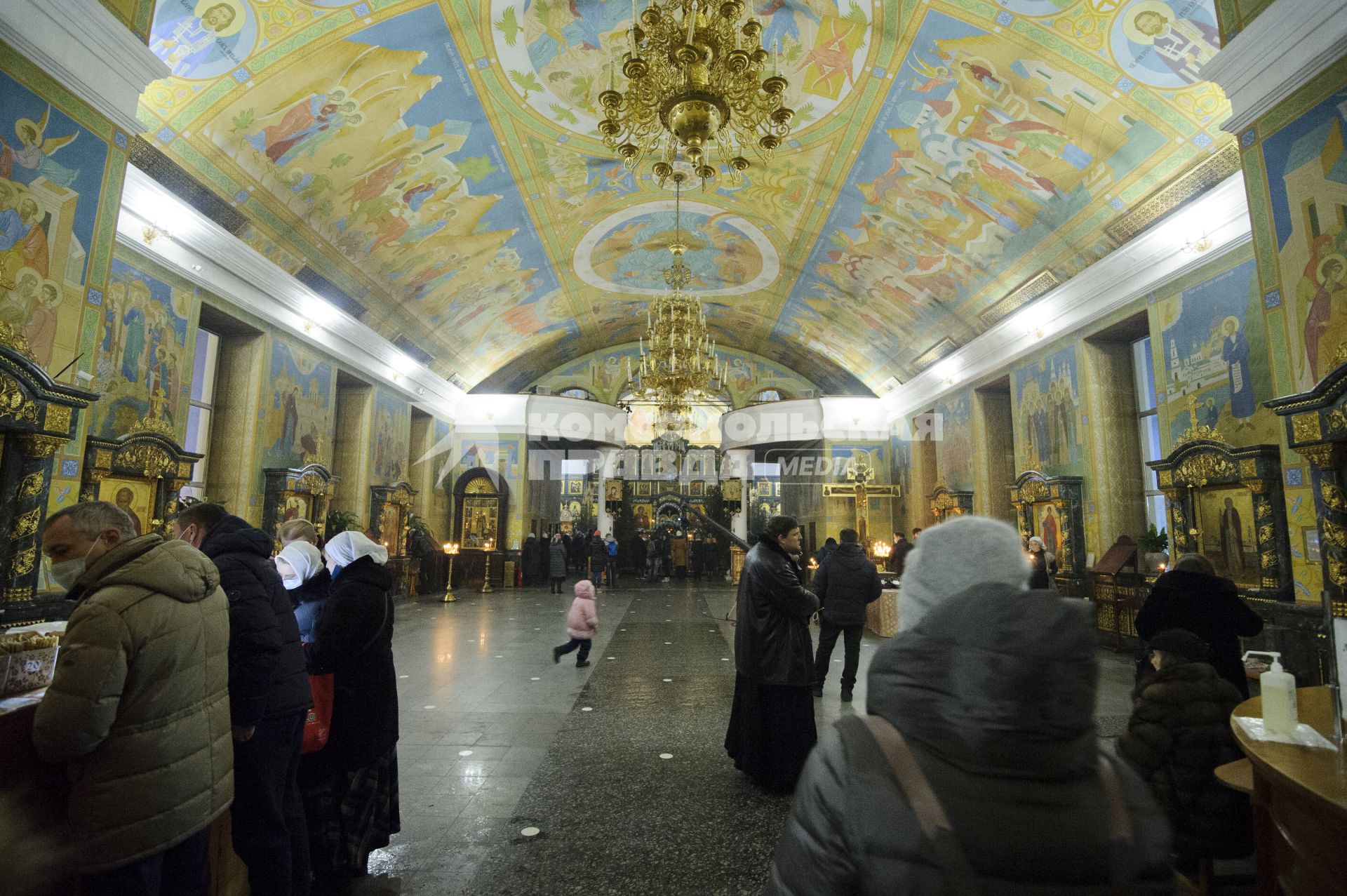 Екатеринбург.  Верующие перед Рождественским богослужением в Свято-Троицком кафедральном соборе.