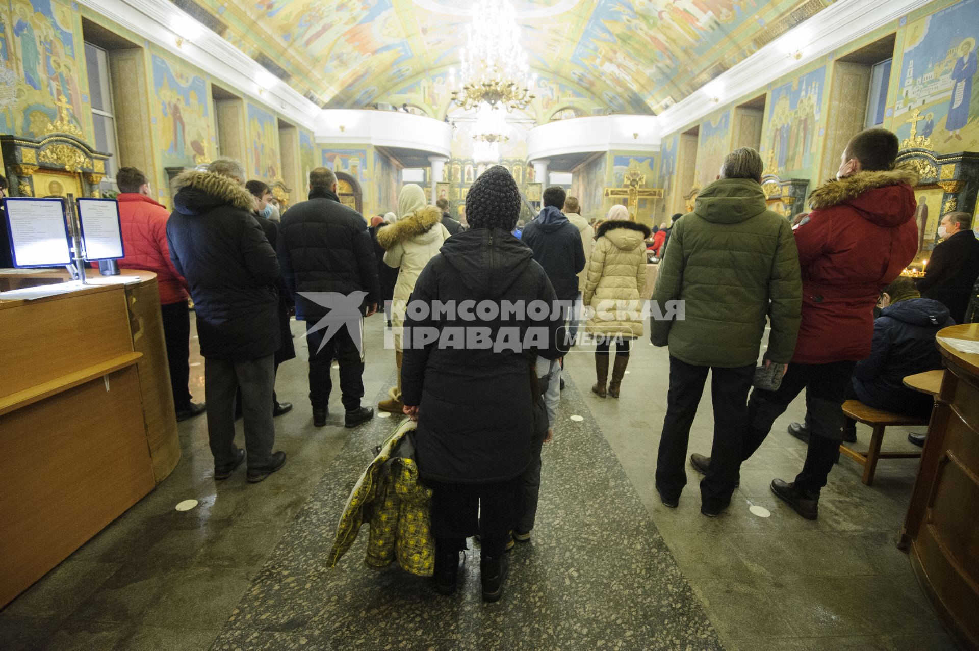 Екатеринбург.  Прихожане во время праздничного богослужения по случаю Рождества Христова в Свято-Троицком кафедральном соборе.