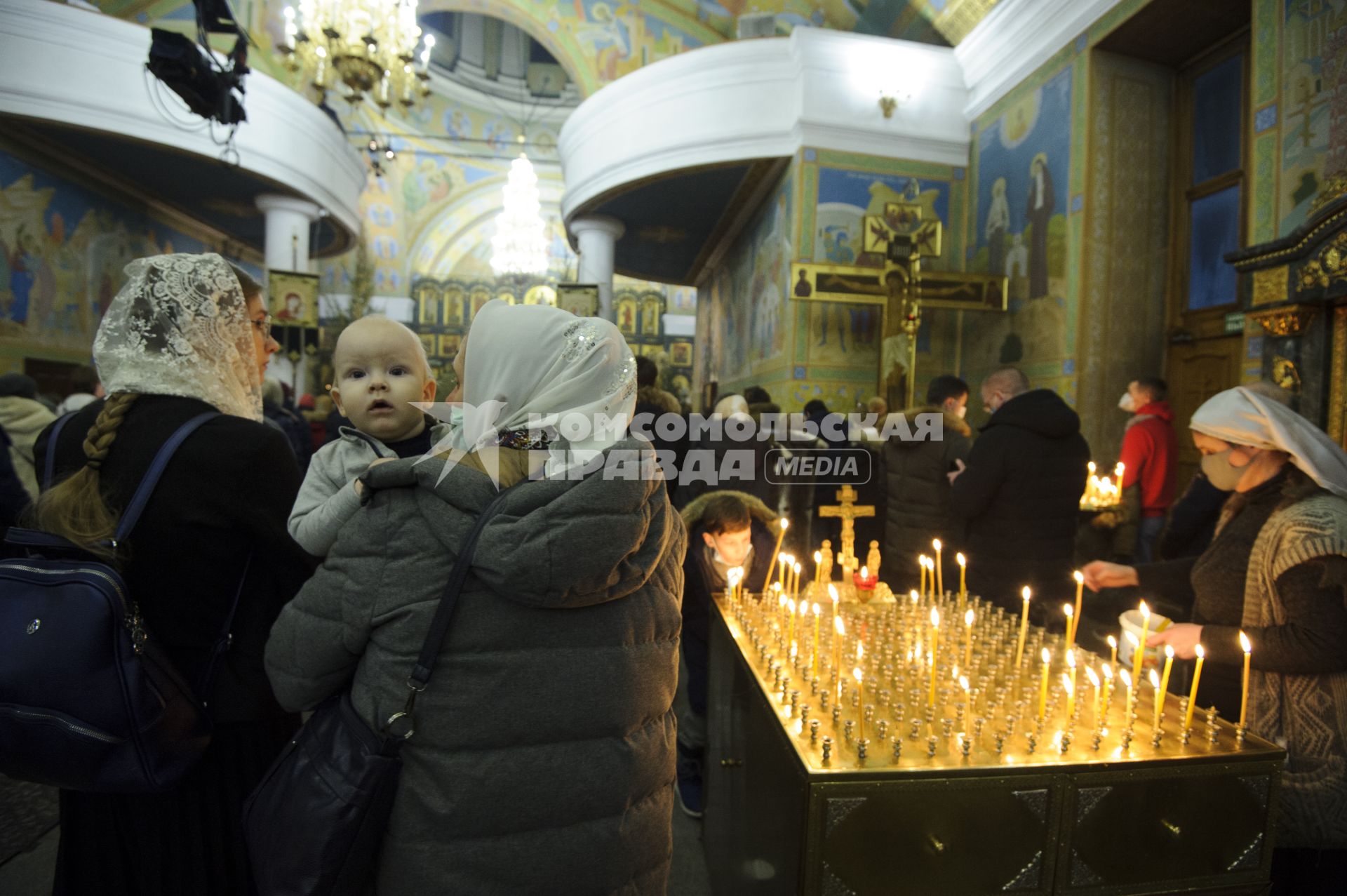 Екатеринбург.  Прихожане во время праздничного богослужения по случаю Рождества Христова в Свято-Троицком кафедральном соборе.