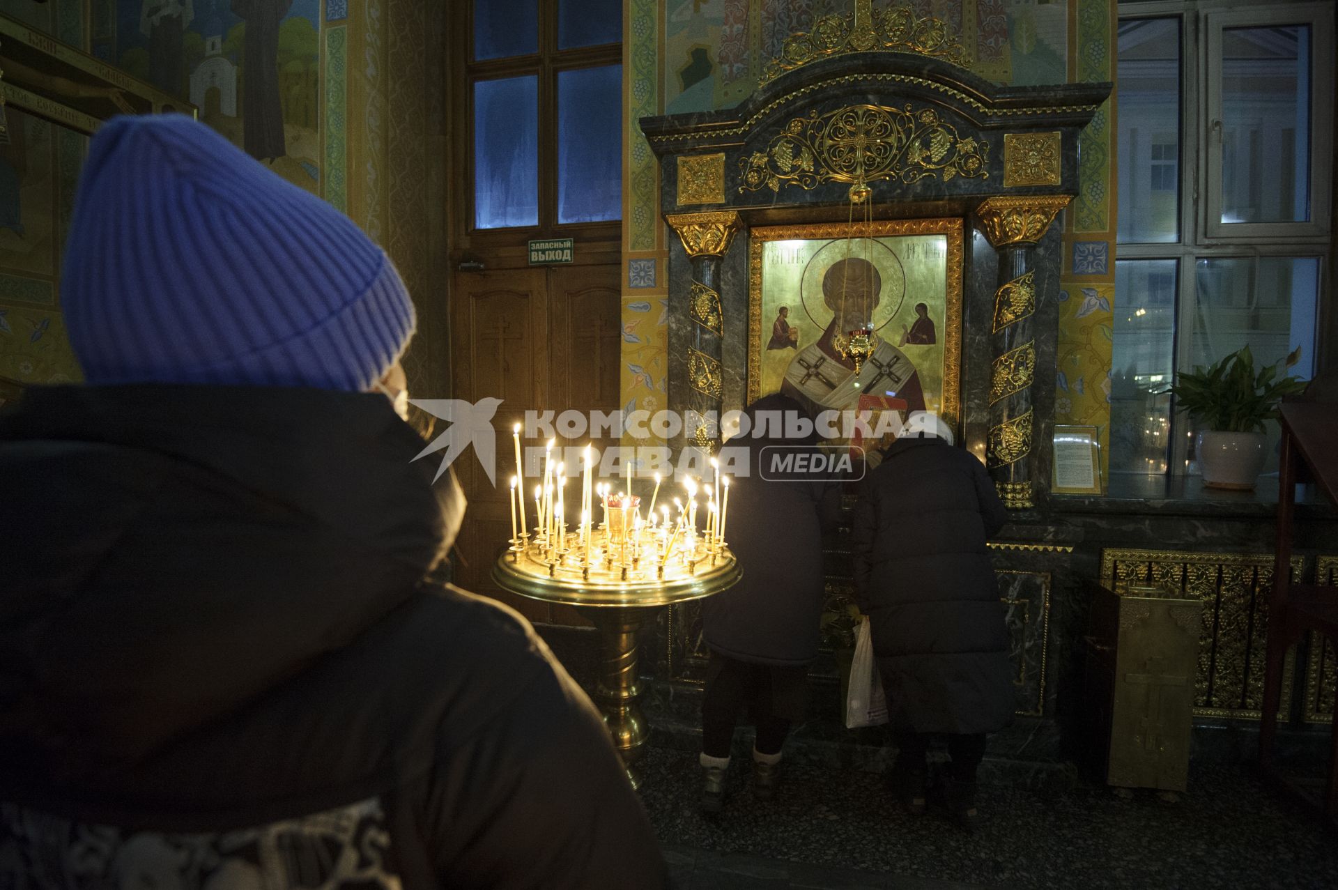 Екатеринбург.  Верующие перед Рождественским богослужением в Свято-Троицком кафедральном соборе.