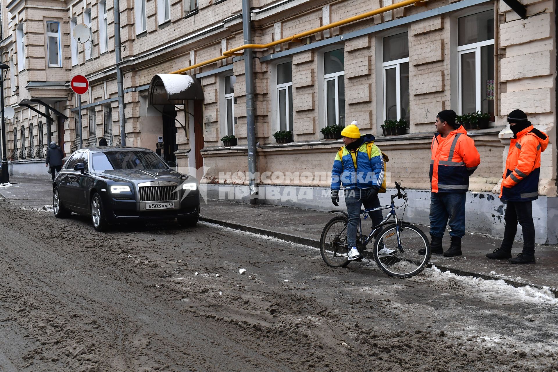 Москва.  Сотрудники  коммунальных служб и доставки еды на улице города.