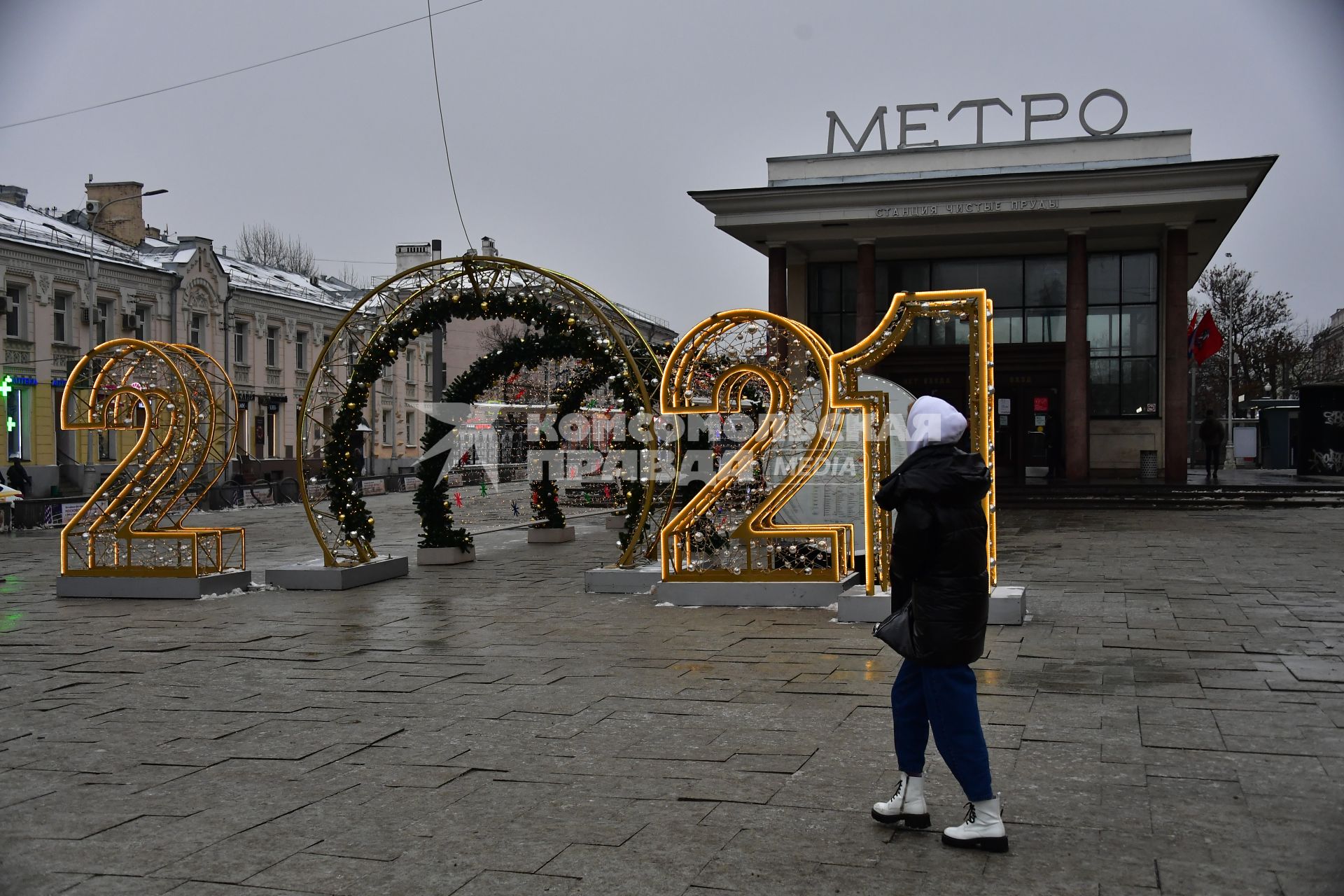 Москва.   Новогоднее оформление у станции  Чистые пруды.