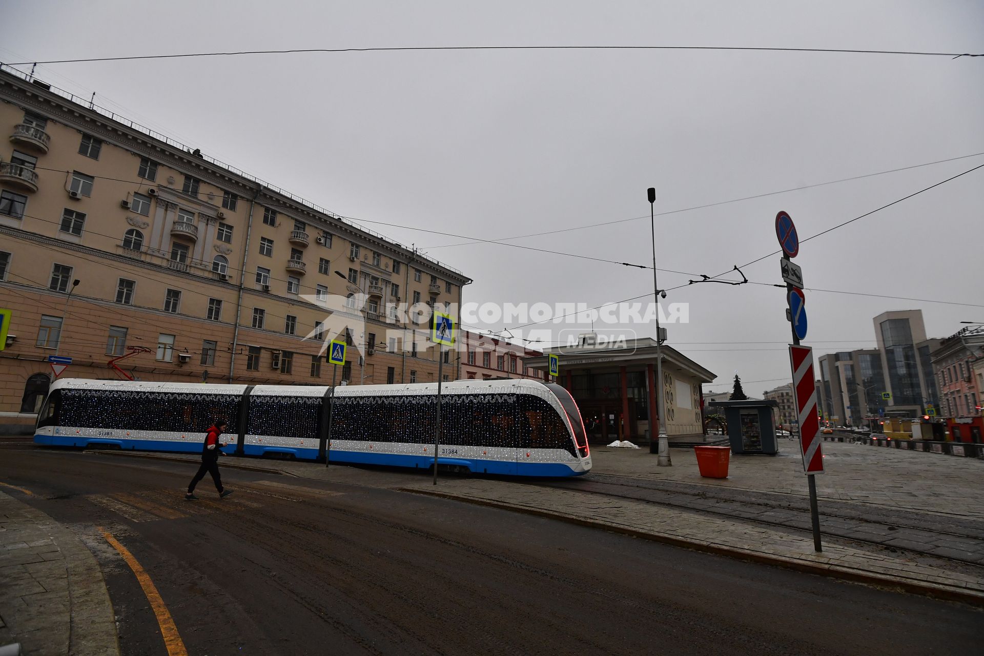 Москва.   Трамвай с новогодним оформлением на улице города.