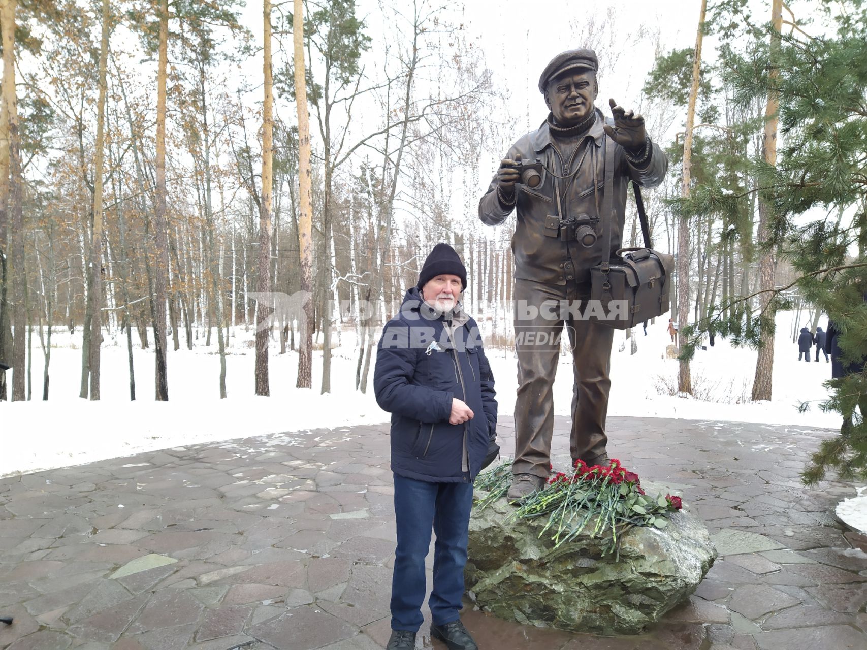 Воронеж. Скульптор, автор памятника В.М.Пескову Александр Козинин во время церемонии открытия памятника журналисту, писателю Василию Пескову.