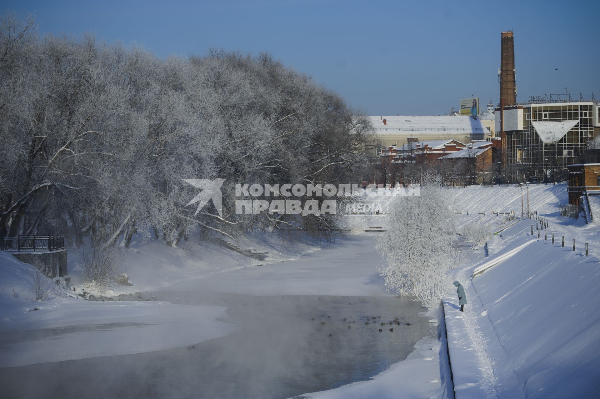 Екатеринбург. Горожане на одной из улиц города во время зимних морозов