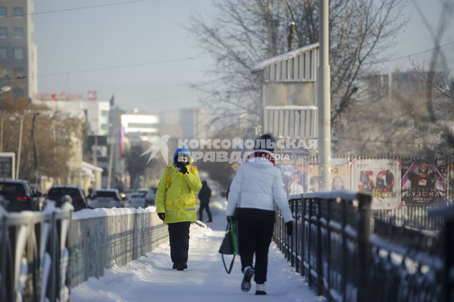 Екатеринбург. Горожане на одной из улиц города во время зимних морозов