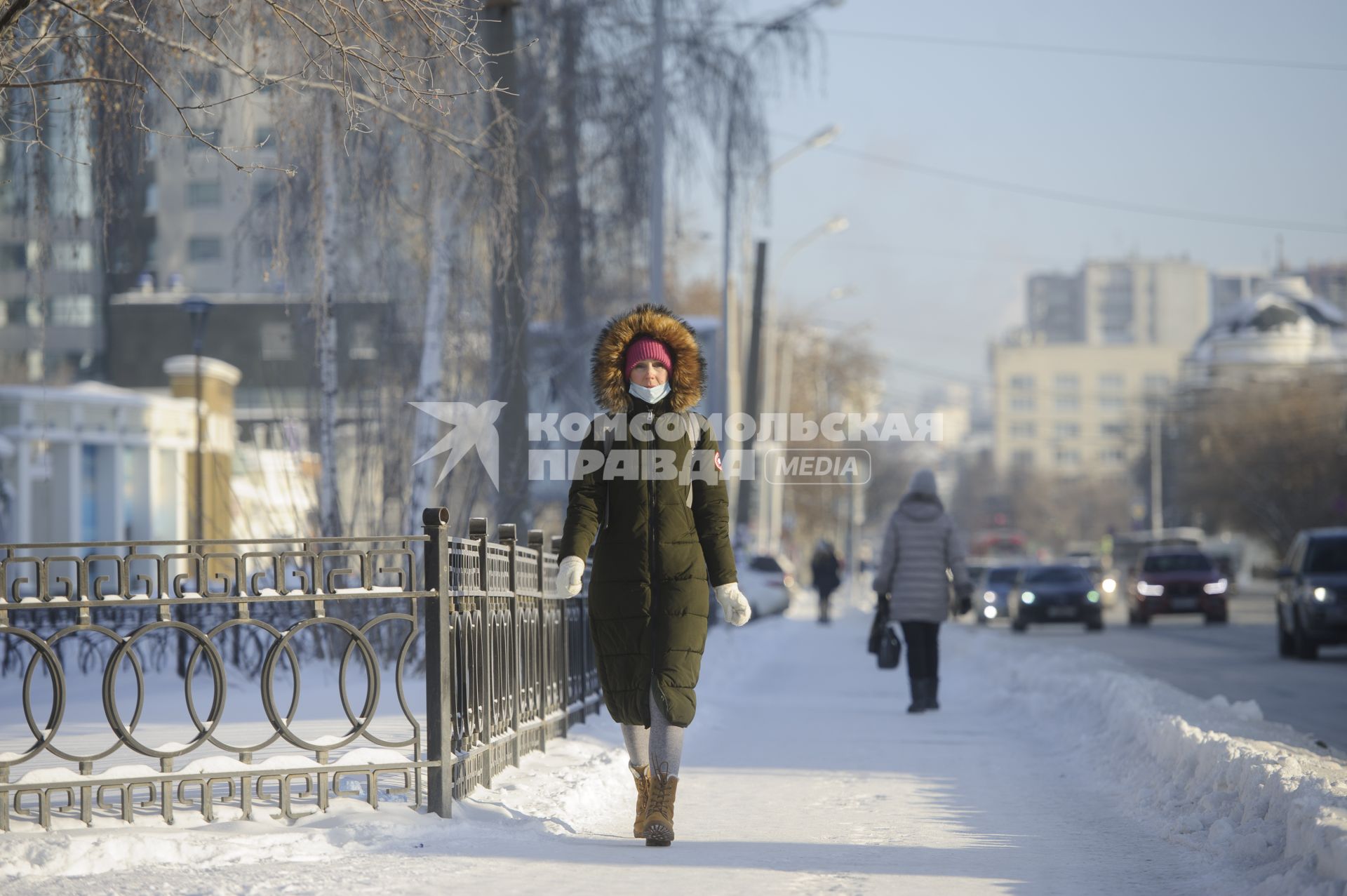 Екатеринбург. Горожане на одной из улиц города во время зимних морозов