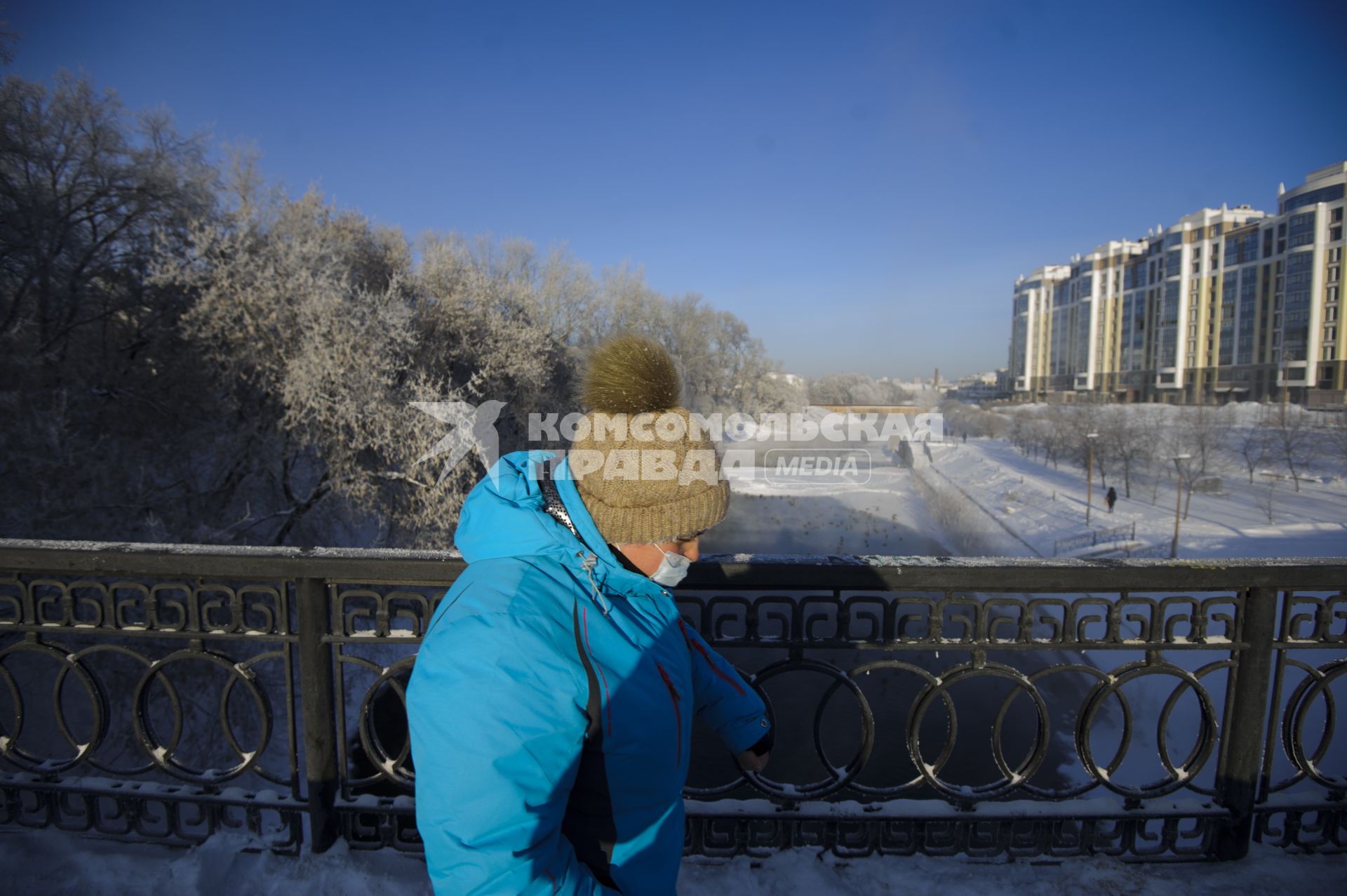 Екатеринбург. Горожане на одной из улиц города во время зимних морозов