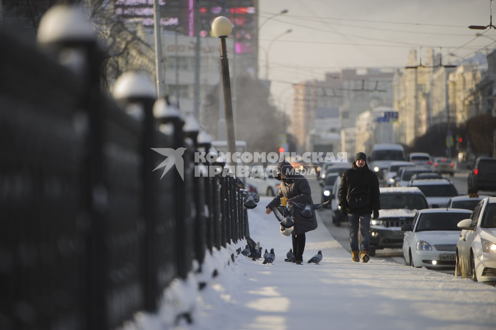 Екатеринбург. Горожане на одной из улиц города во время зимних морозов