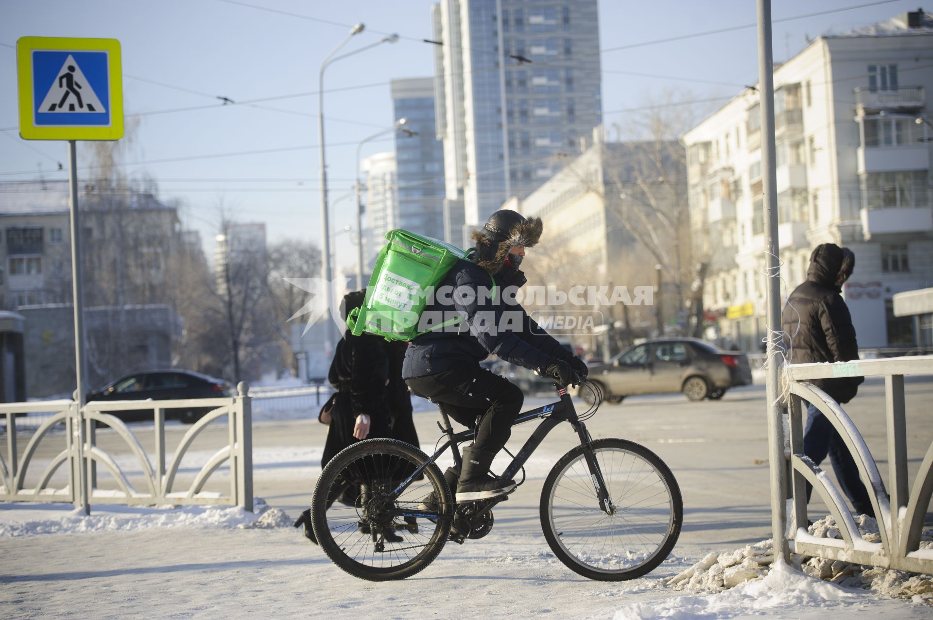 Екатеринбург. Горожане на одной из улиц города во время зимних морозов