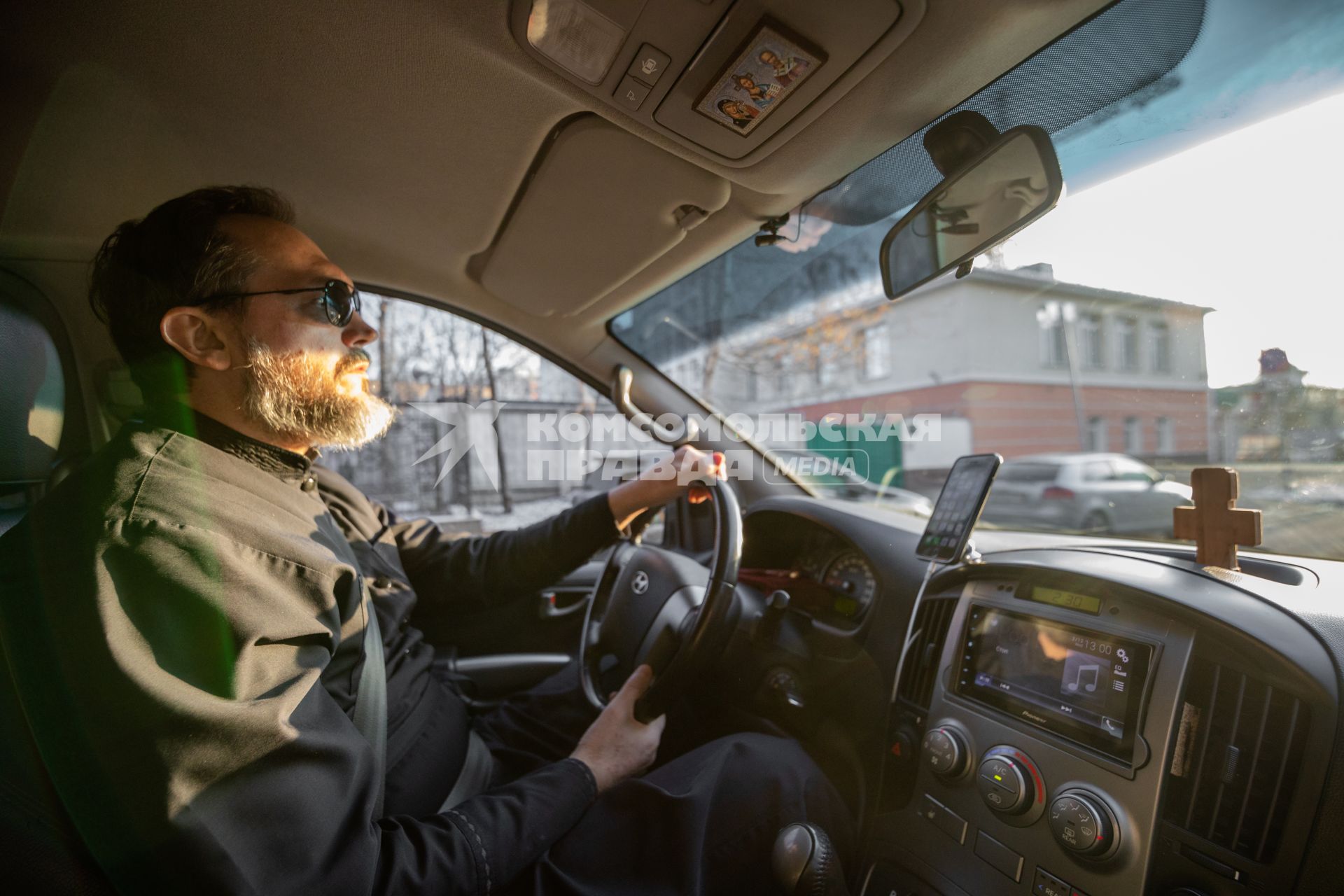 Москва. Настоятель храма Благовещения Пресвятой Богородицы отец Василий Гелеван едет на причастие к больному коронавирусом.