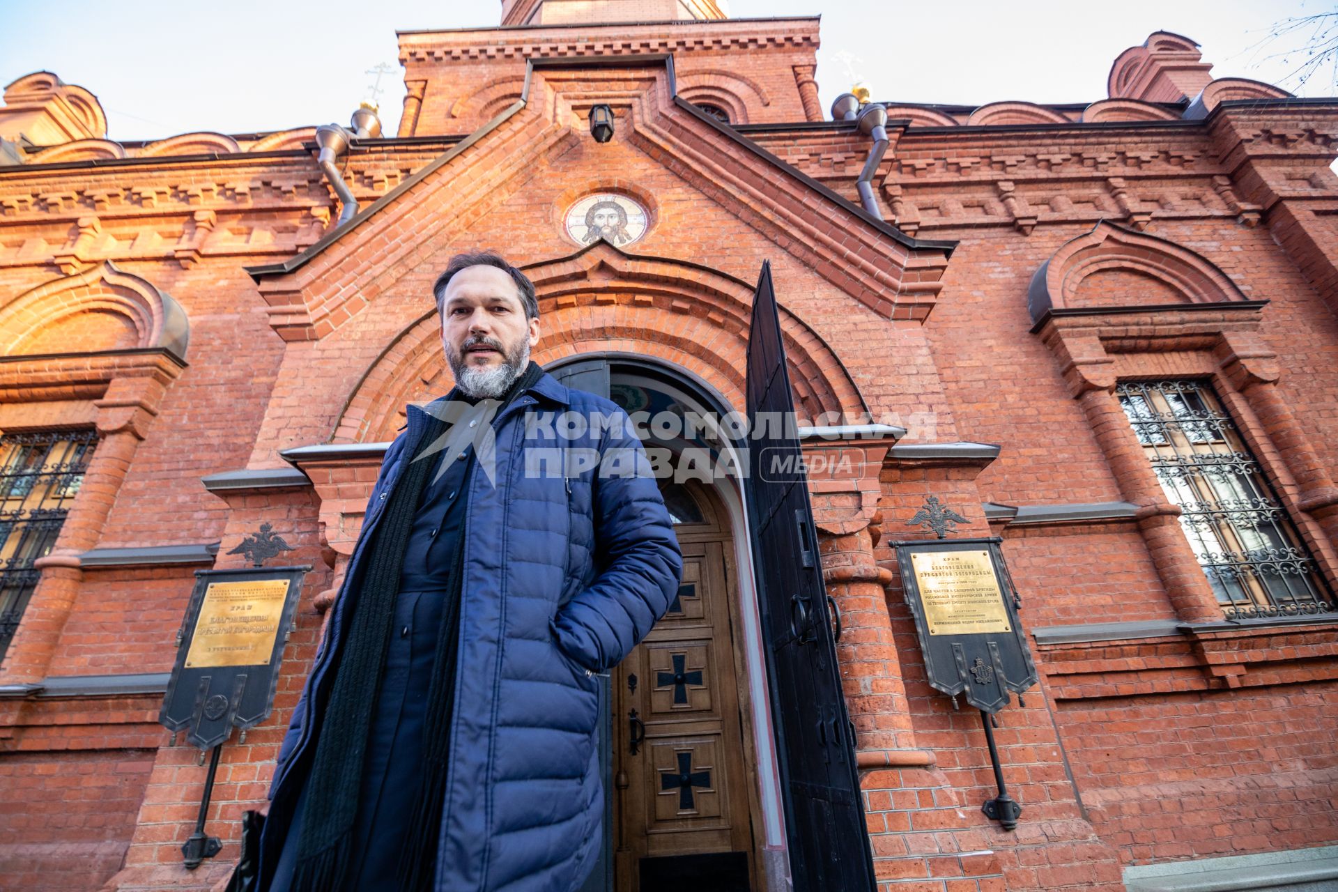 Москва. Настоятель храма Благовещения Пресвятой Богородицы отец Василий Гелеван перед выездом на причастие к больному коронавирусом.