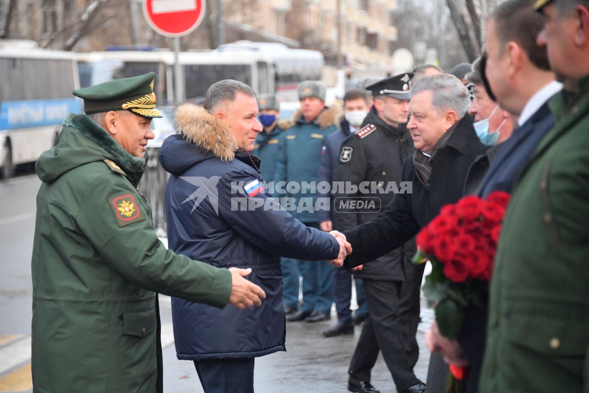 Москва. Министр обороны РФ Сергей Шойгу (слева) и министр РФ по делам гражданской обороны, чрезвычайным ситуациям и ликвидации последствий стихийных бедствий Евгений Зиничев  во время празднования 30 летия создания МЧС у  Главного управления  МЧС России.