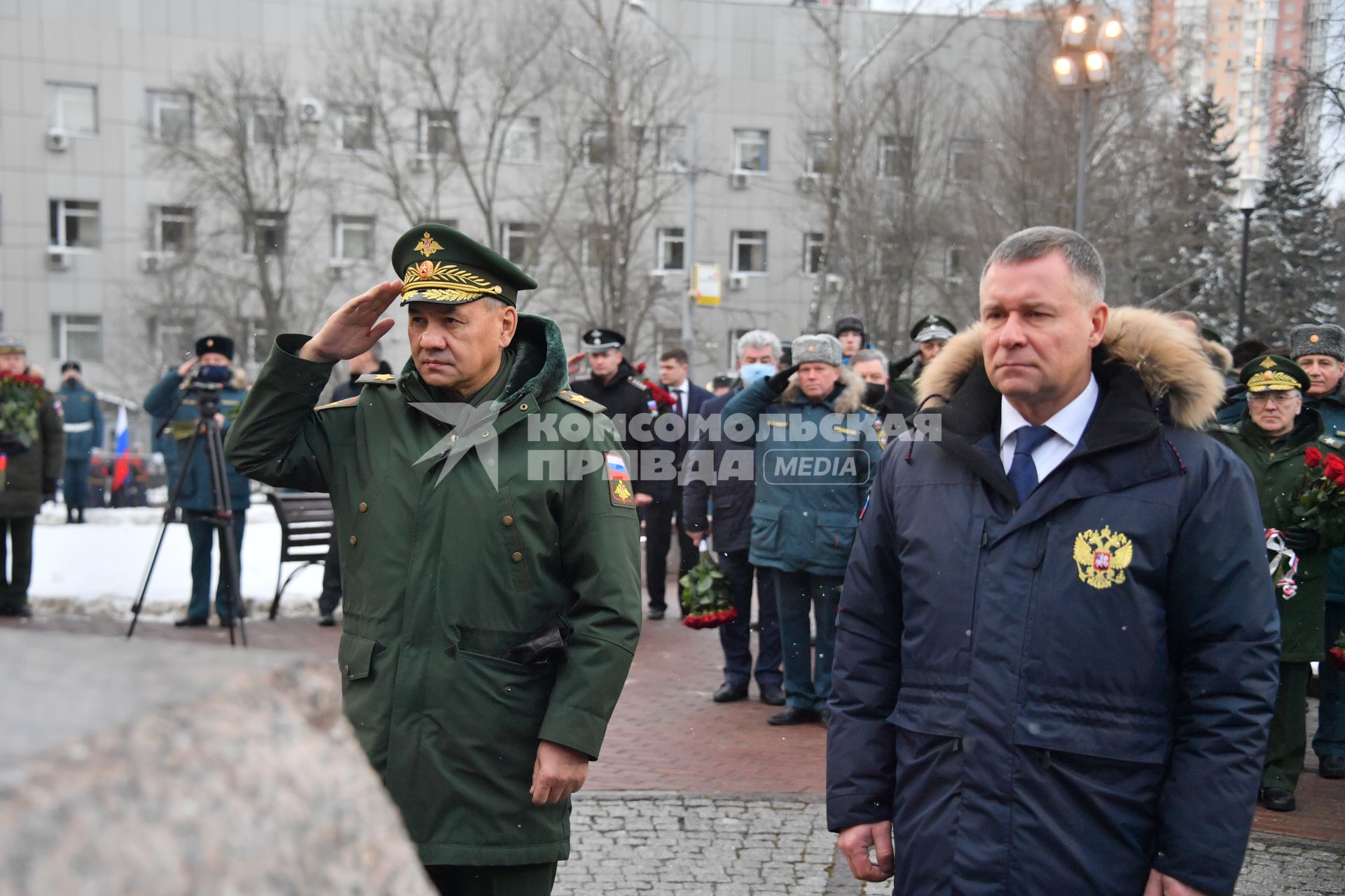 Москва. Министр обороны РФ Сергей Шойгу (слева) и министр РФ по делам гражданской обороны, чрезвычайным ситуациям и ликвидации последствий стихийных бедствий Евгений Зиничев  во время празднования 30 летия создания МЧС у  Главного управления  МЧС России.