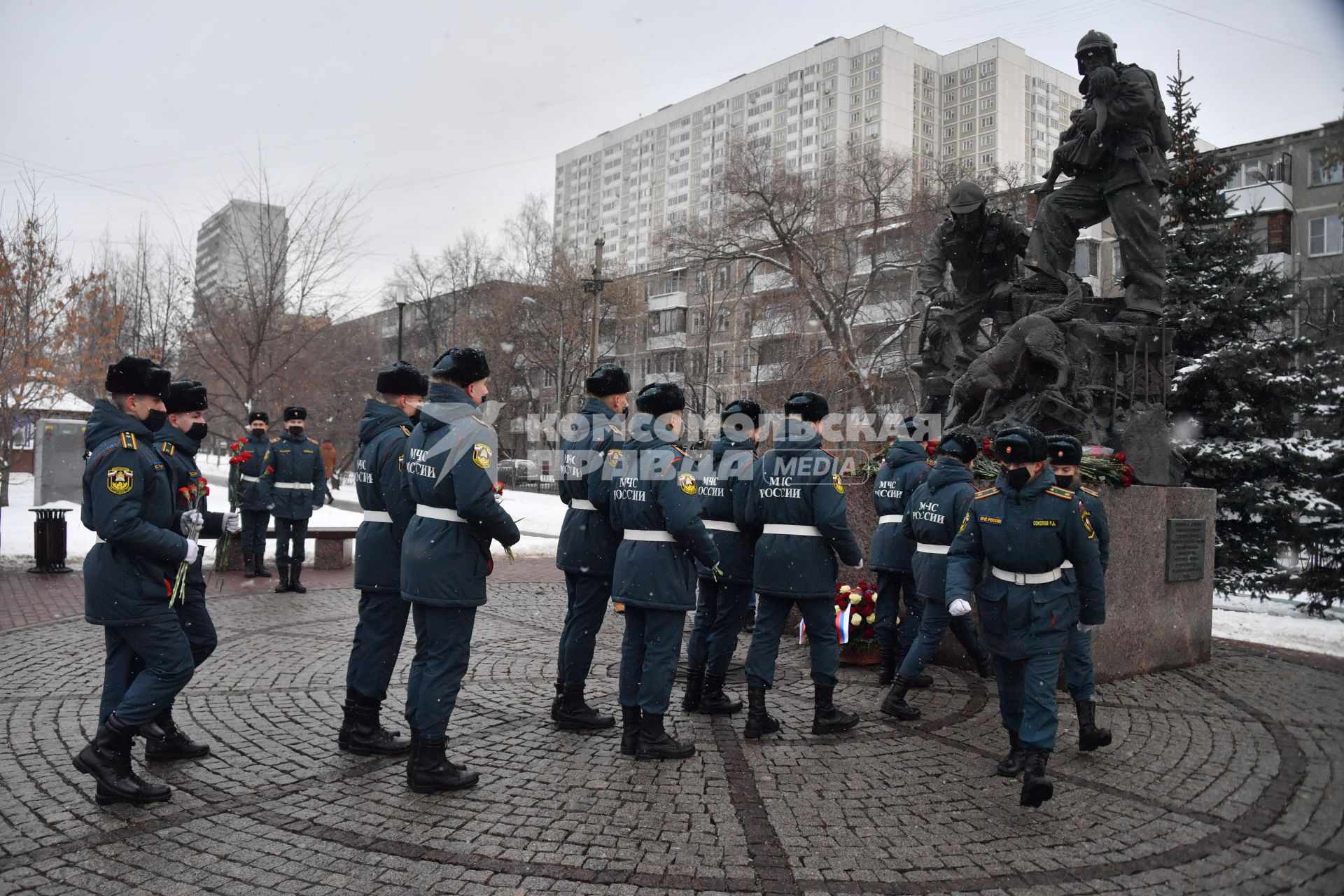 Москва. Возложение цветов к памятнику московским пожарным, спасателям и ветеранам МЧС в день празднования 30 летия создания МЧС у  Главного управления  МЧС России.