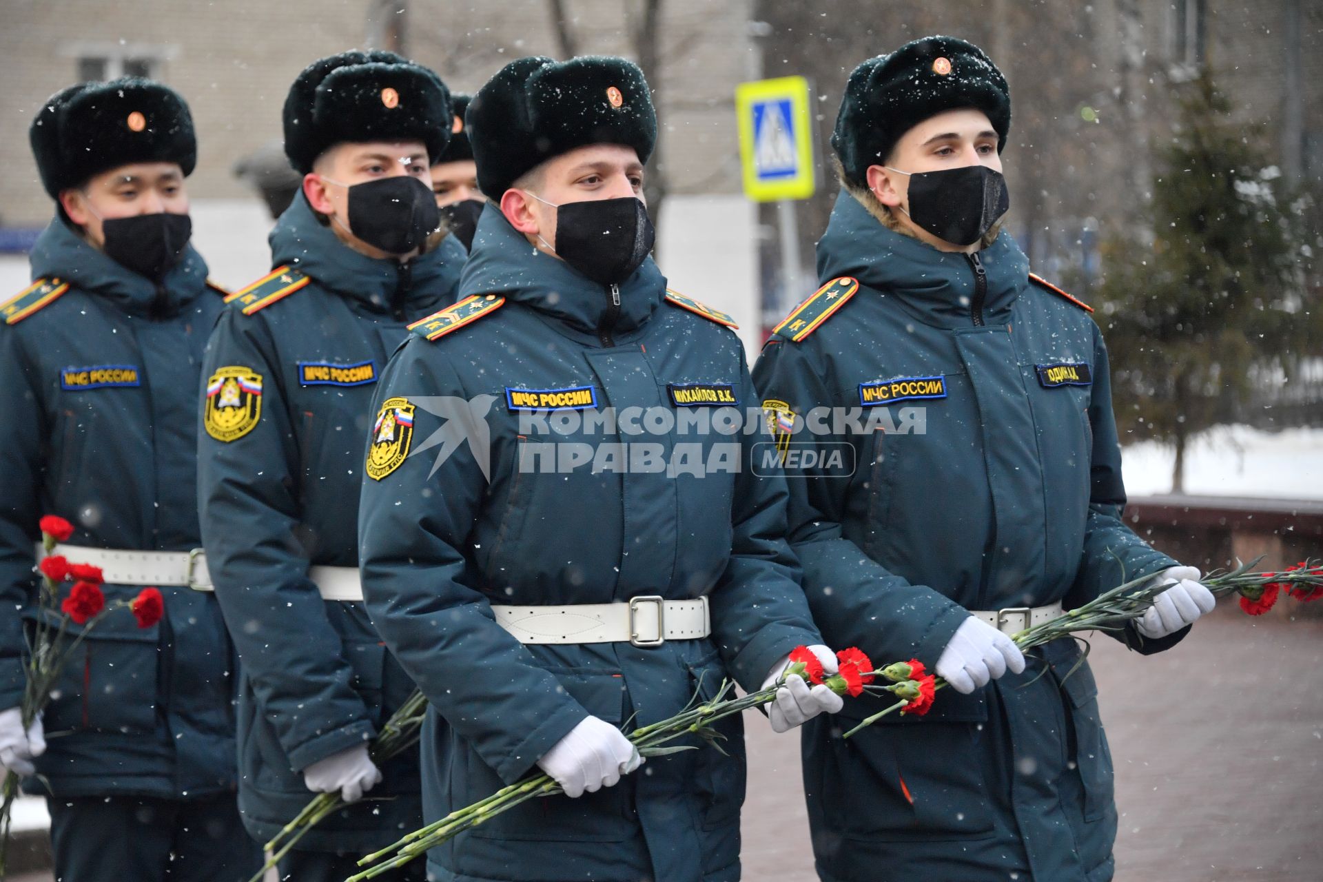 Москва. Возложение цветов к памятнику московским пожарным, спасателям и ветеранам МЧС в день празднования 30 летия создания МЧС у  Главного управления  МЧС России.