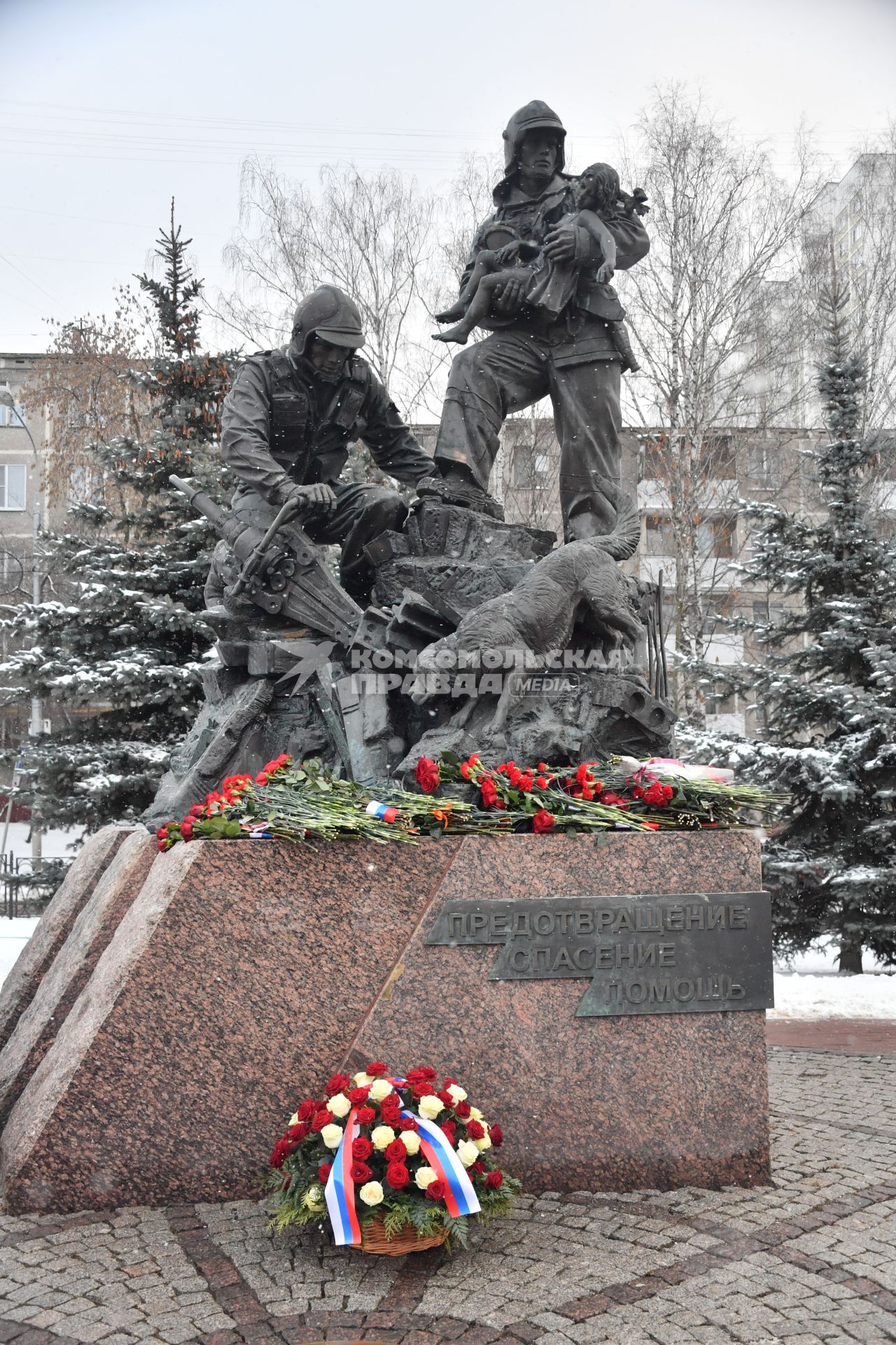 Москва. Возложение цветов к памятнику московским пожарным, спасателям и ветеранам МЧС в день празднования 30 летия создания МЧС у  Главного управления  МЧС России.