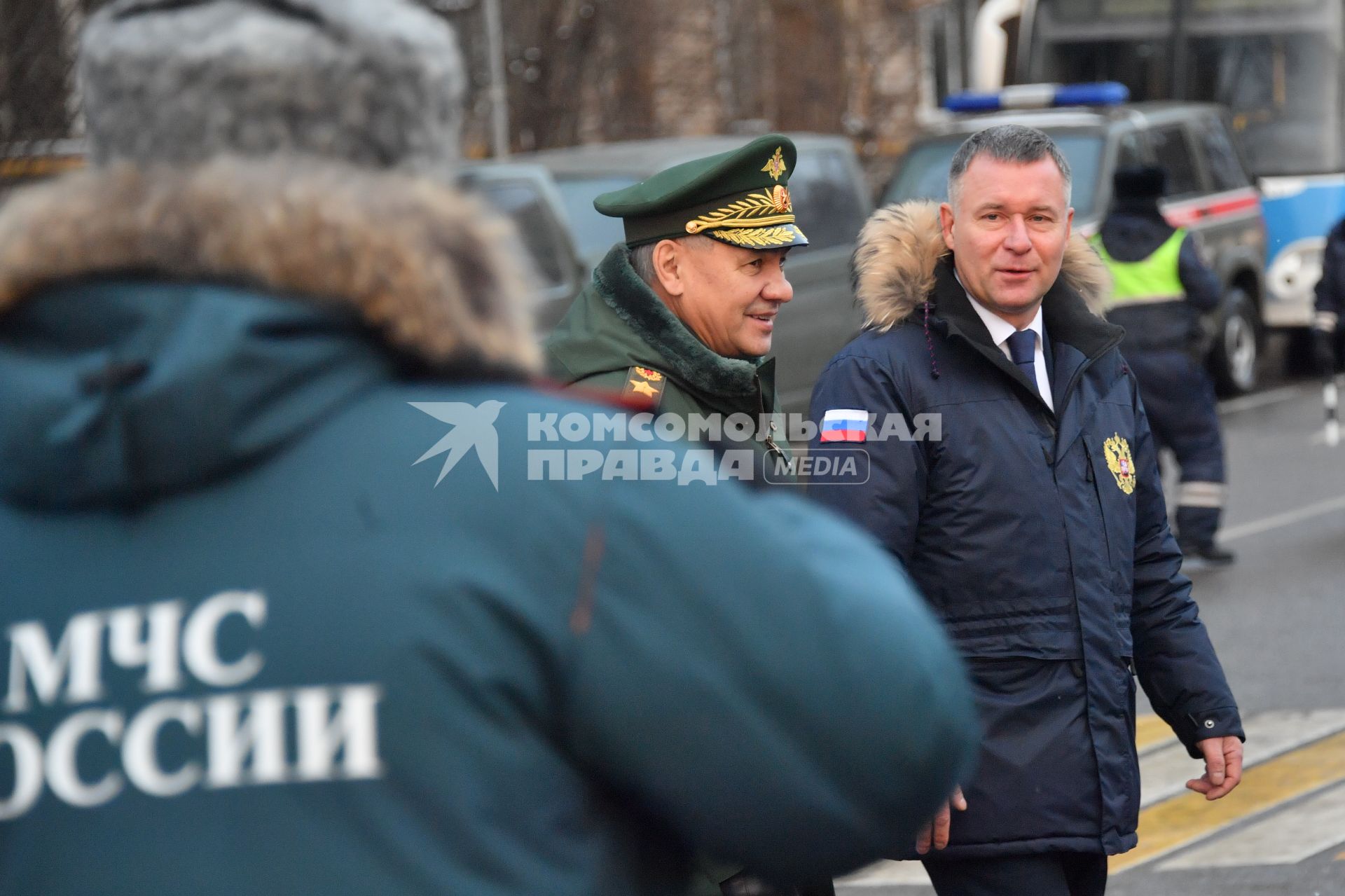 Москва. Министр обороны РФ Сергей Шойгу (слева) и министр РФ по делам гражданской обороны, чрезвычайным ситуациям и ликвидации последствий стихийных бедствий Евгений Зиничев  во время празднования 30 летия создания МЧС у  Главного управления  МЧС России.