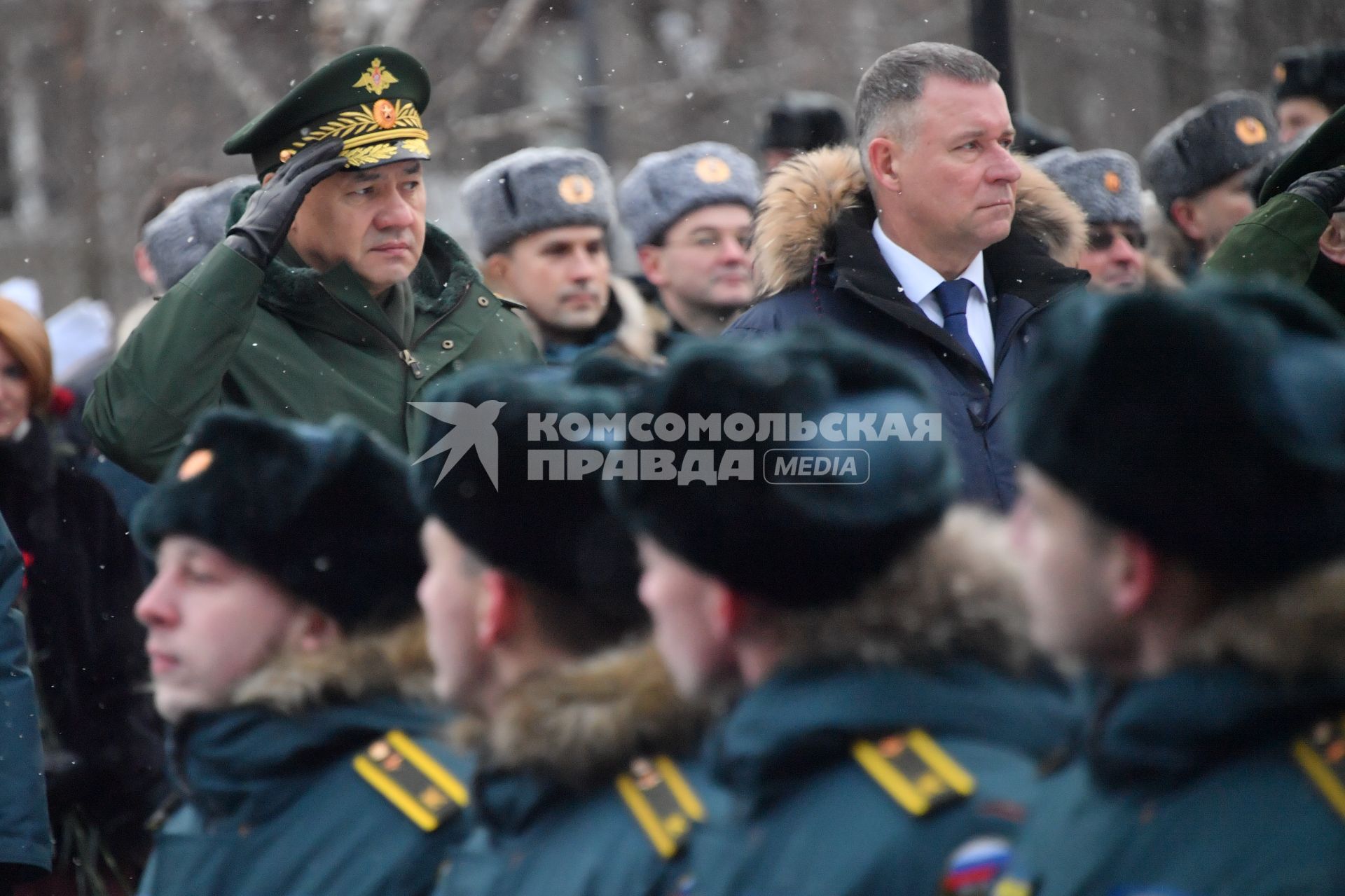 Москва. Министр обороны РФ Сергей Шойгу (слева) и министр РФ по делам гражданской обороны, чрезвычайным ситуациям и ликвидации последствий стихийных бедствий Евгений Зиничев  во время празднования 30 летия создания МЧС у  Главного управления  МЧС России.