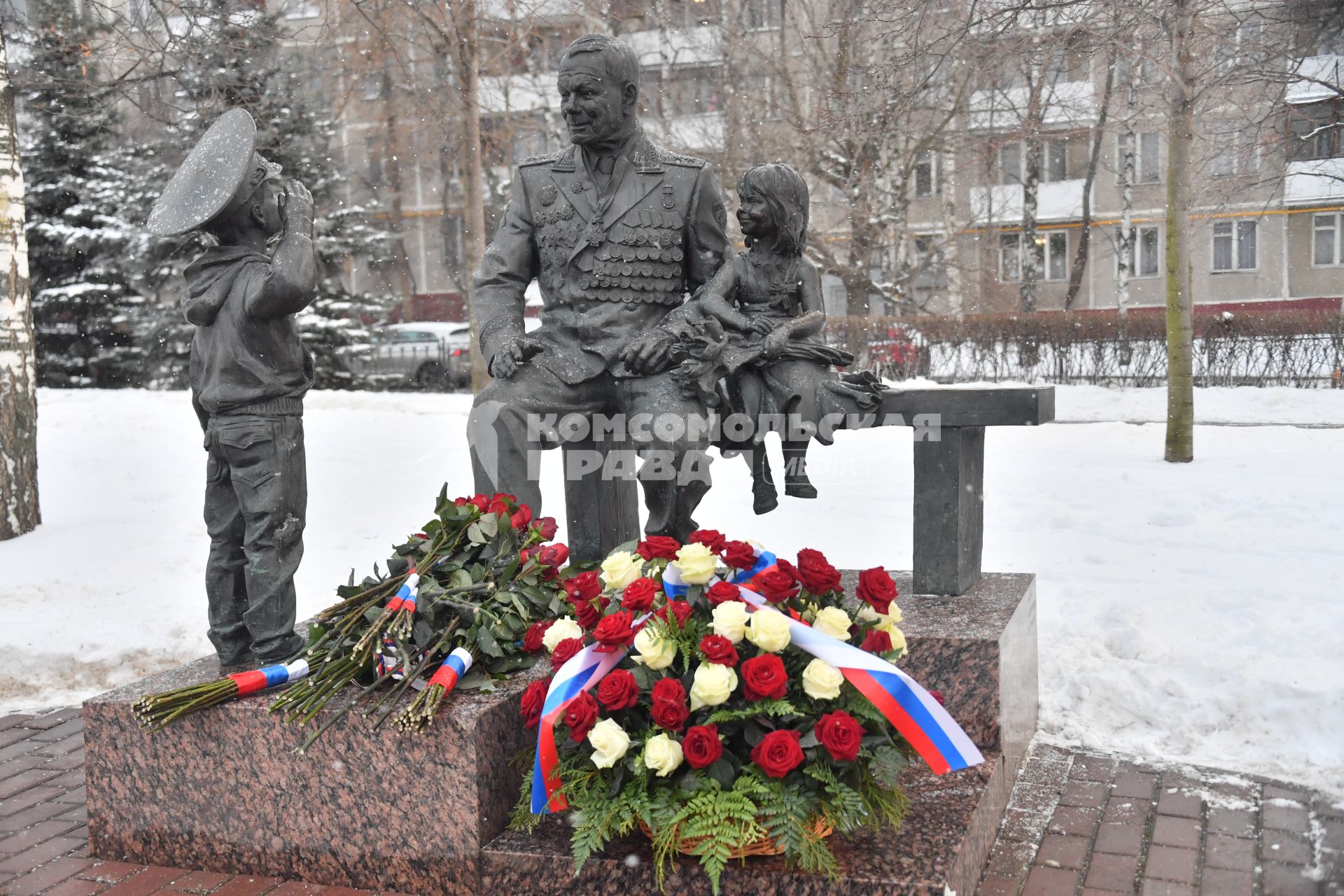 Москва. Возложение цветов к памятнику московским пожарным, спасателям и ветеранам МЧС в день празднования 30 летия создания МЧС у  Главного управления  МЧС России.