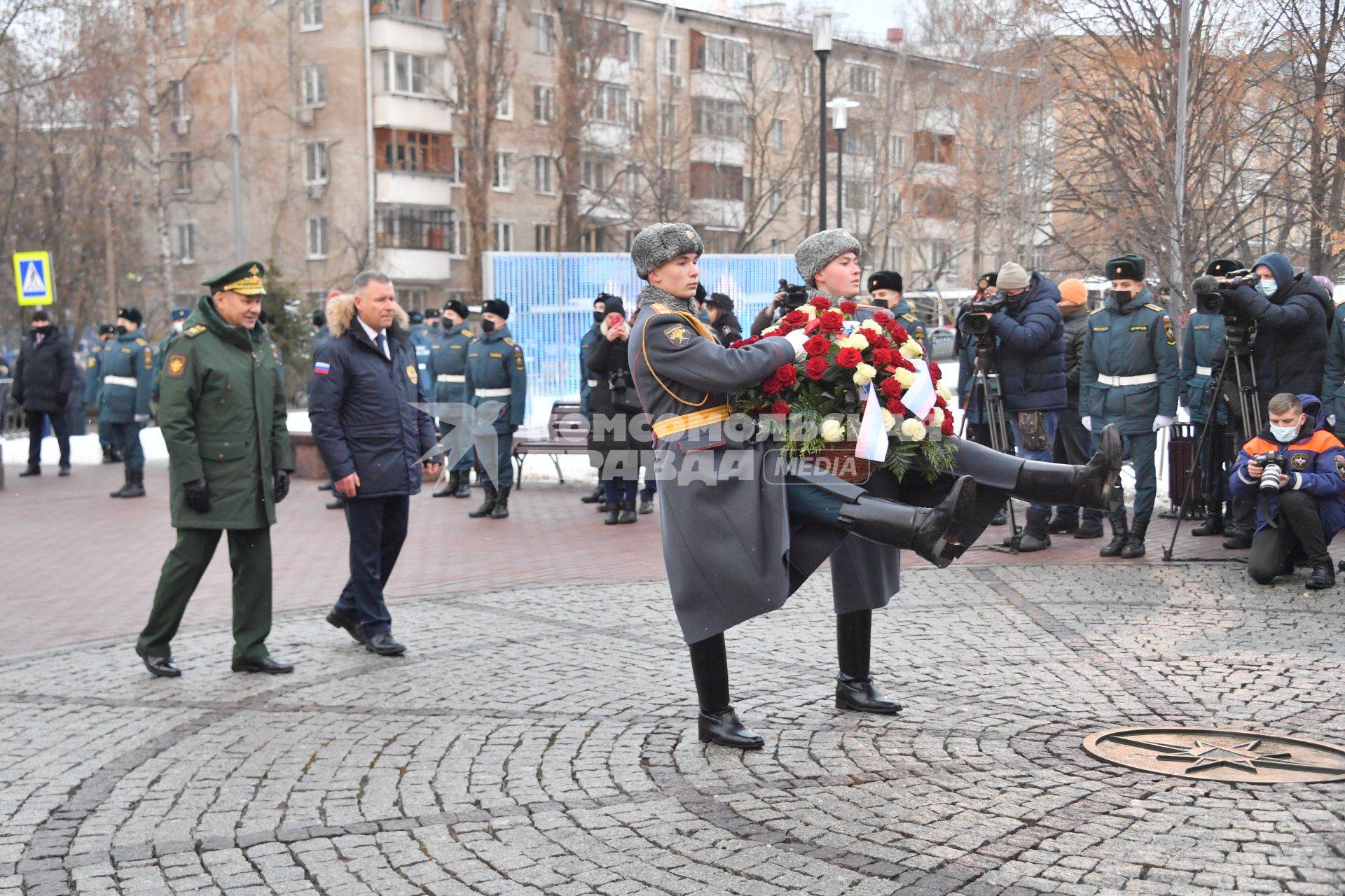 Москва. Министр обороны РФ Сергей Шойгу (слева) и министр РФ по делам гражданской обороны, чрезвычайным ситуациям и ликвидации последствий стихийных бедствий Евгений Зиничев  во время празднования 30 летия создания МЧС у  Главного управления  МЧС России.