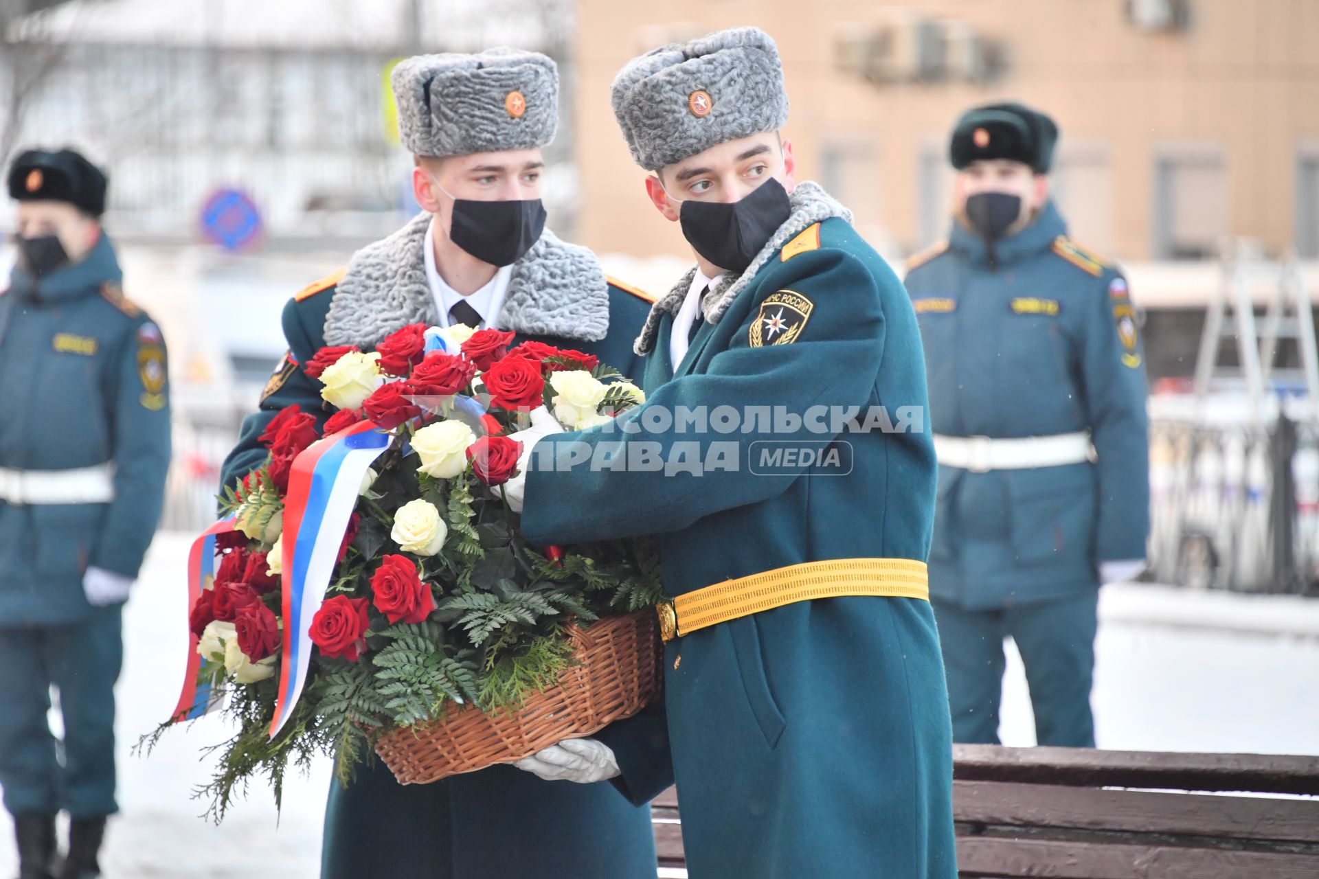 Москва. Возложение цветов к памятнику московским пожарным, спасателям и ветеранам МЧС  в день празднования 30 летия создания МЧС у  Главного управления  МЧС России.