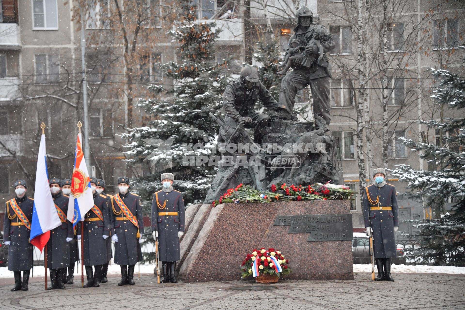 Москва. Возложение цветов к памятнику московским пожарным, спасателям и ветеранам МЧС в день празднования 30 летия создания МЧС у  Главного управления  МЧС России.