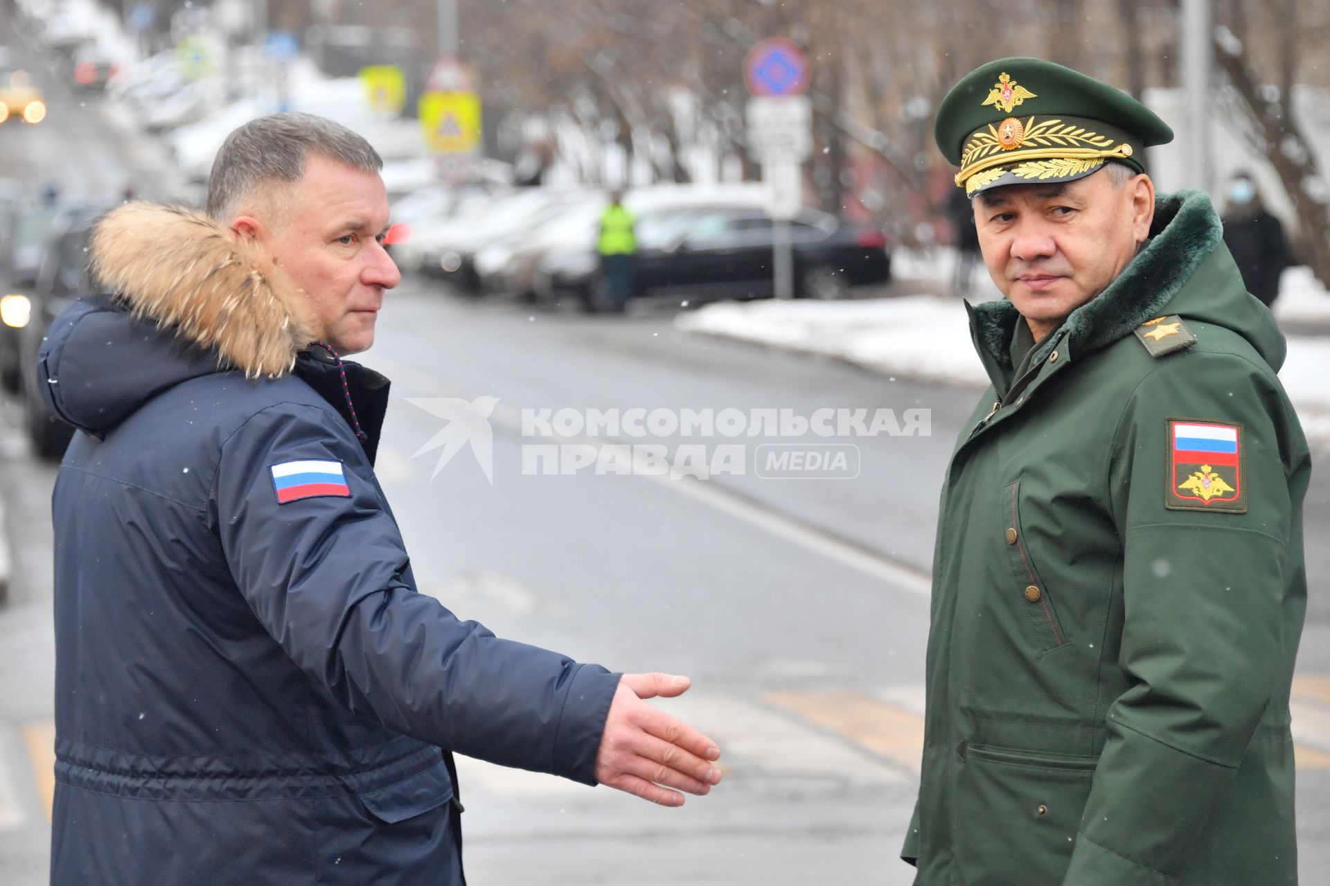 Москва. Министр обороны РФ Сергей Шойгу (справа) и министр РФ по делам гражданской обороны, чрезвычайным ситуациям и ликвидации последствий стихийных бедствий Евгений Зиничев  во время празднования 30 летия создания МЧС у  Главного управления  МЧС России.