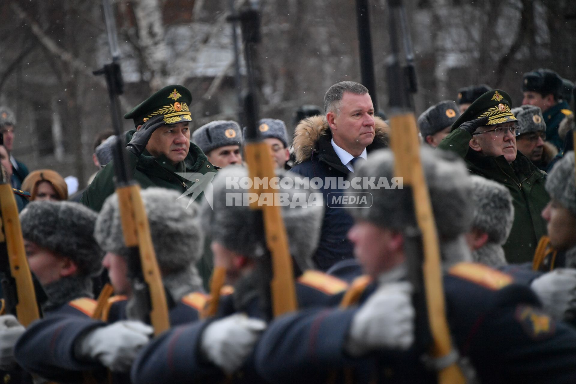 Москва. Министр обороны РФ Сергей Шойгу   и министр РФ по делам гражданской обороны, чрезвычайным ситуациям и ликвидации последствий стихийных бедствий Евгений Зиничев  (слева направо) во время празднования 30 летия создания МЧС у  Главного управления  МЧС России.