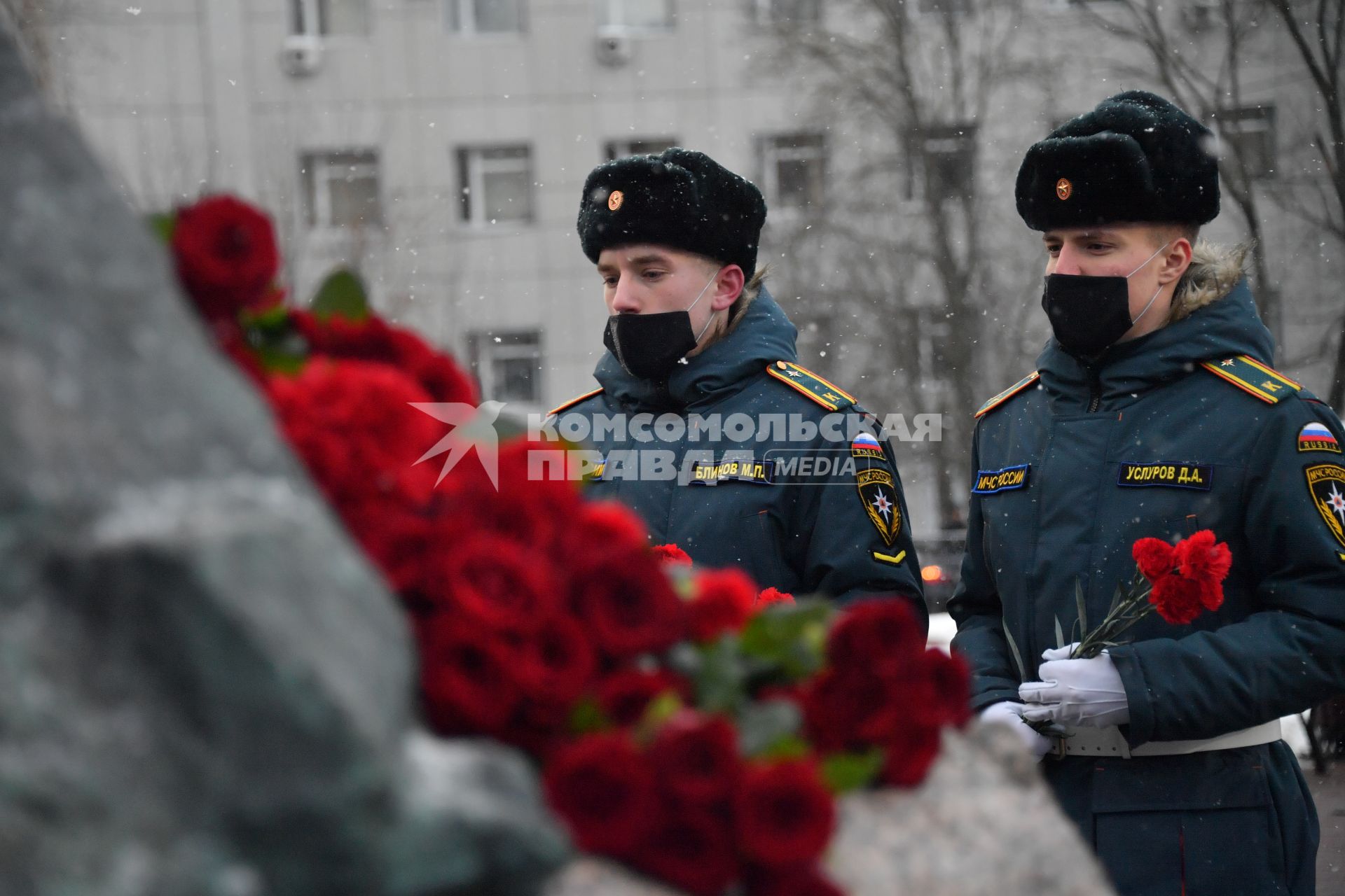 Москва. Возложение цветов к памятнику московским пожарным, спасателям и ветеранам МЧС в день празднования 30 летия создания МЧС у  Главного управления  МЧС России.