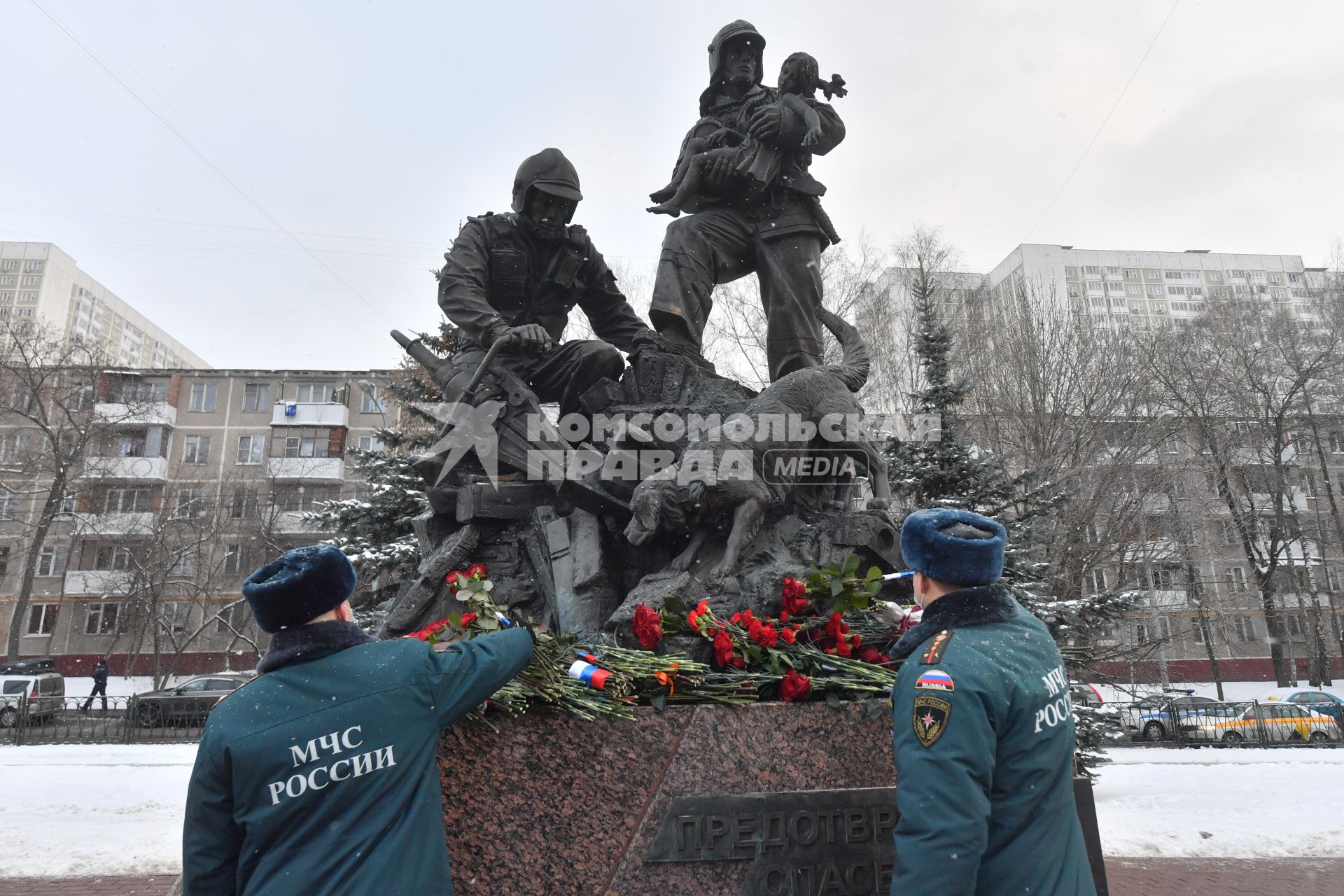 Москва. Возложение цветов к памятнику московским пожарным, спасателям и ветеранам МЧС в день празднования 30 летия создания МЧС у  Главного управления  МЧС России.