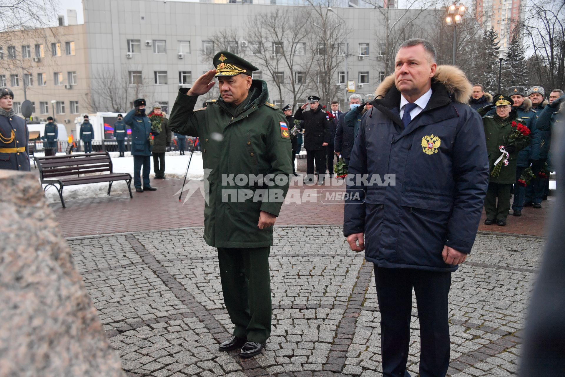 Москва. Министр обороны РФ Сергей Шойгу (слева) и министр РФ по делам гражданской обороны, чрезвычайным ситуациям и ликвидации последствий стихийных бедствий Евгений Зиничев  во время празднования 30 летия создания МЧС у  Главного управления  МЧС России.