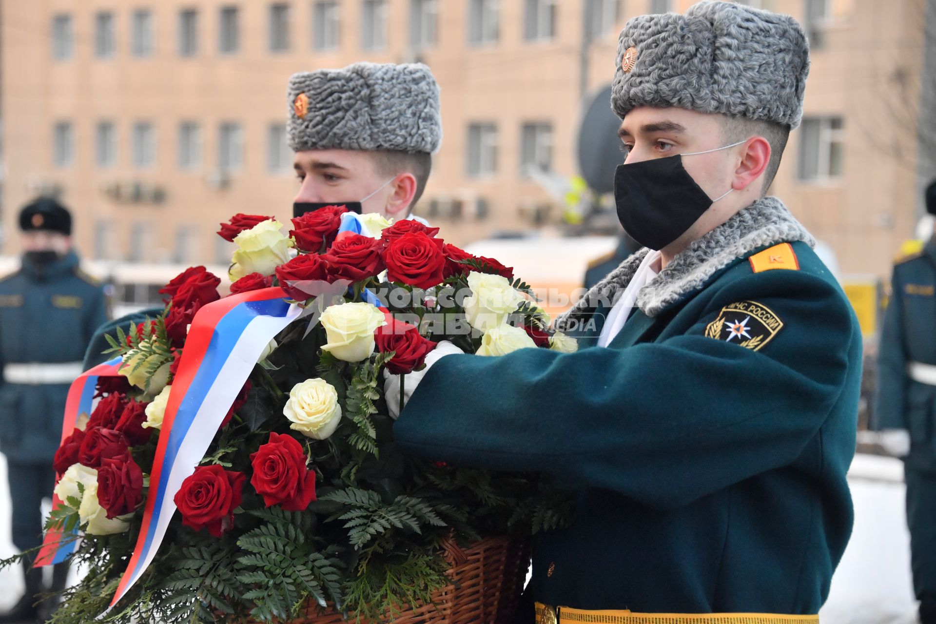 Москва. Возложение цветов к памятнику московским пожарным, спасателям и ветеранам МЧС  в день празднования 30 летия создания МЧС у  Главного управления  МЧС России.