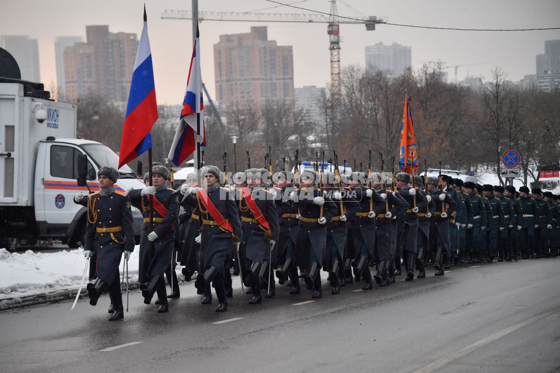 Москва. Торжественный парад  в честь празднования 30 летия создания МЧС у  Главного управления  МЧС России.