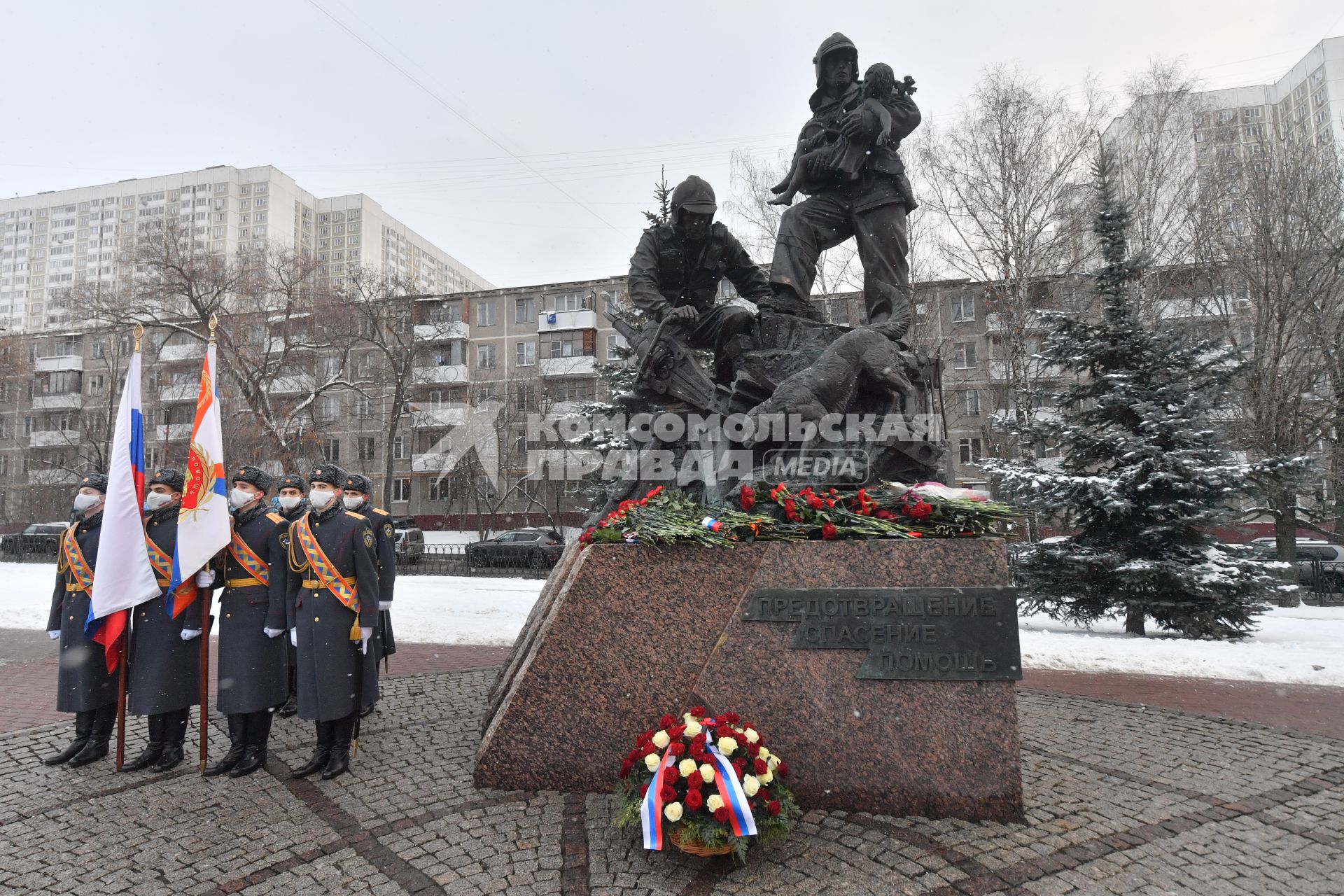 Москва. Возложение цветов к памятнику московским пожарным, спасателям и ветеранам МЧС в день празднования 30 летия создания МЧС у  Главного управления  МЧС России.