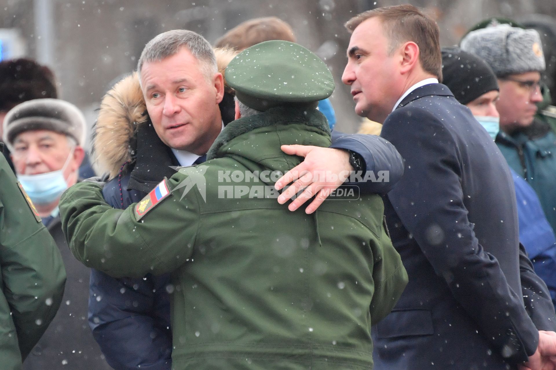 Москва. Министр РФ по делам гражданской обороны, чрезвычайным ситуациям и ликвидации последствий стихийных бедствий Евгений Зиничев  во время празднования 30 летия создания МЧС у  Главного управления  МЧС России.