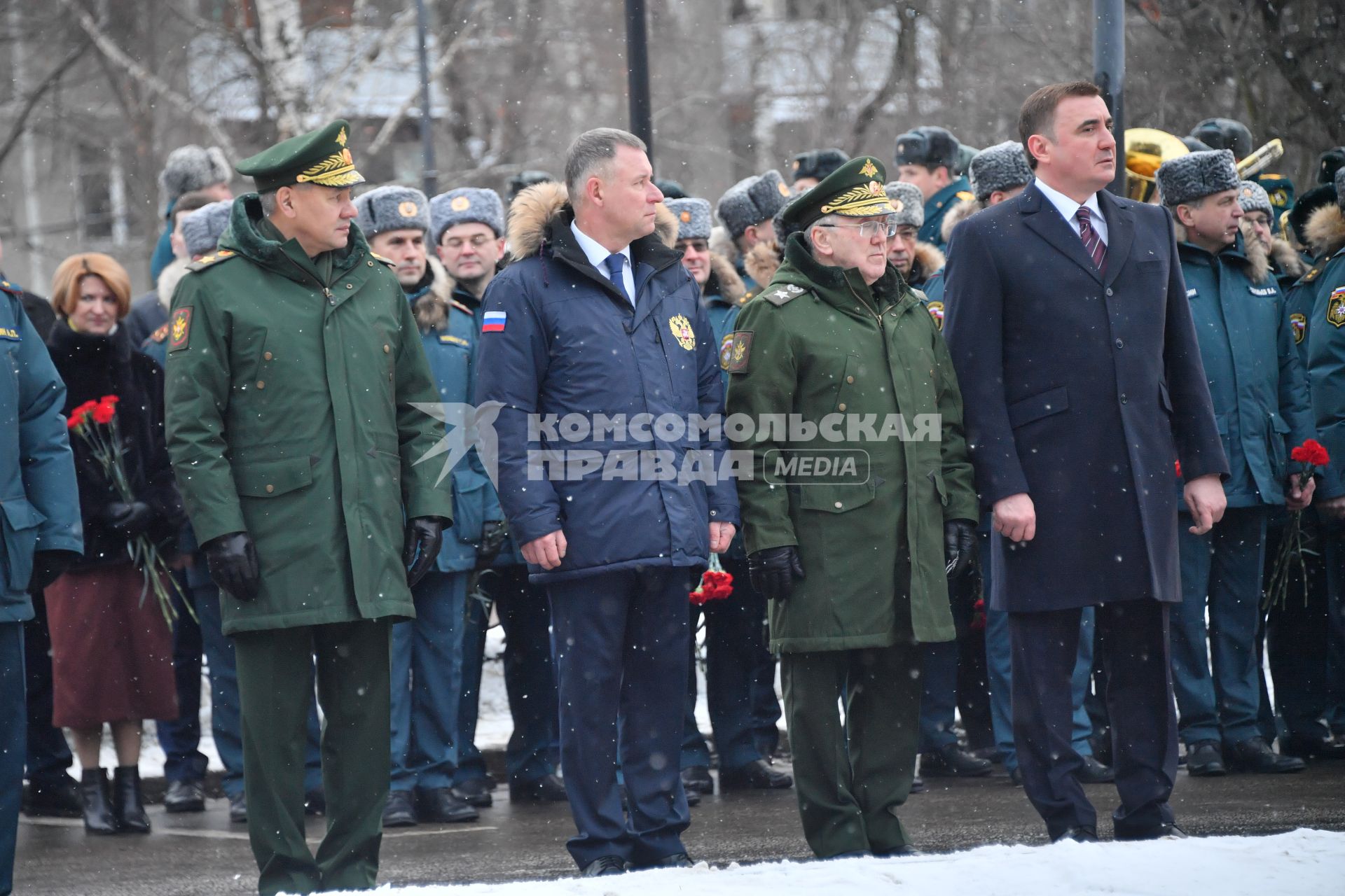 Москва. Министр обороны РФ Сергей Шойгу (слева) и министр РФ по делам гражданской обороны, чрезвычайным ситуациям и ликвидации последствий стихийных бедствий Евгений Зиничев  и  губернатор Тульской области  Алексей Дюмин (справа)во время празднования 30 летия создания МЧС у  Главного управления  МЧС России.